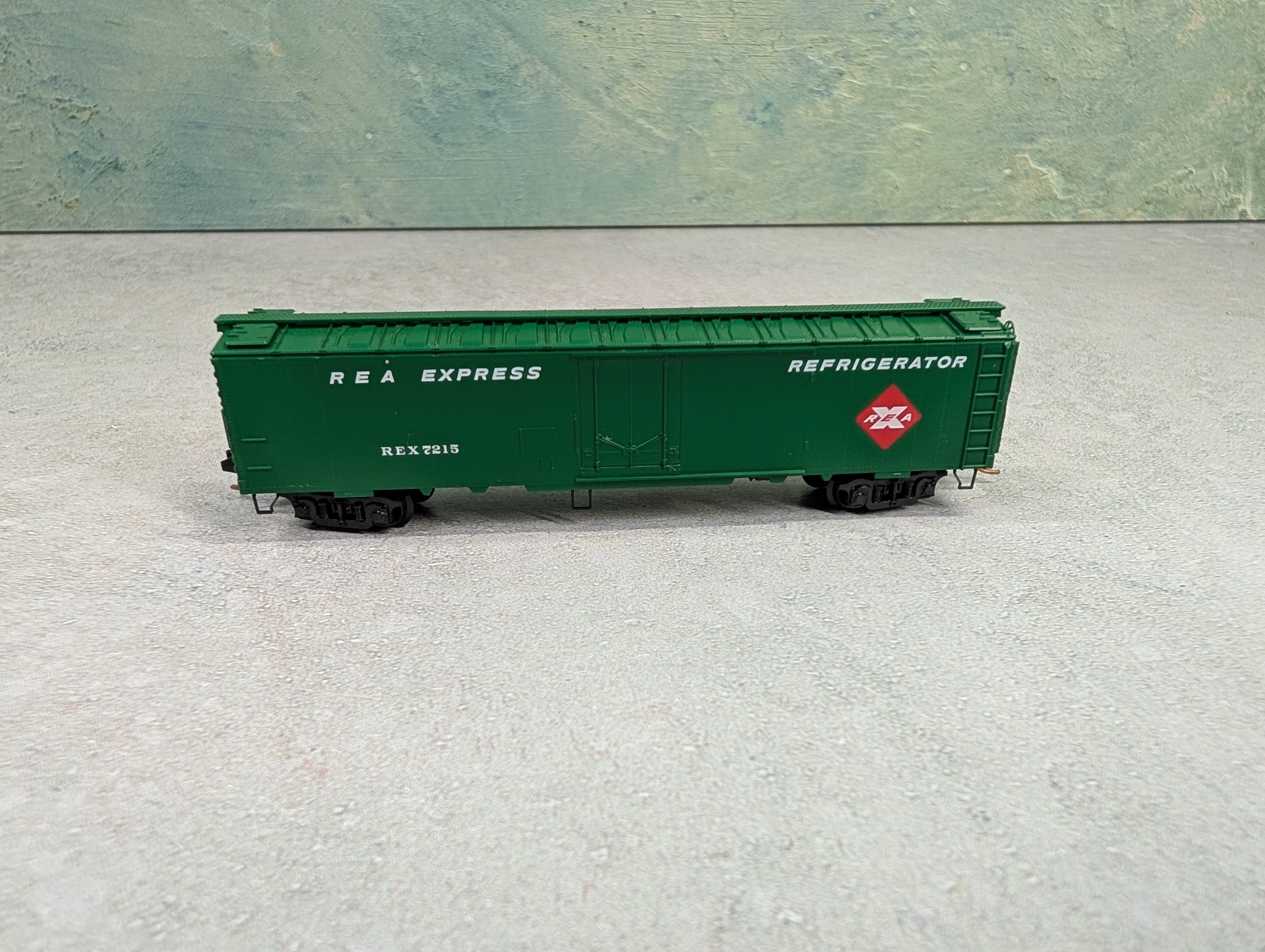 USED Micro-Trains N Scale 52' 2" Riveted Steel Express Reefer w/ Plug Door REA Express REX #7215