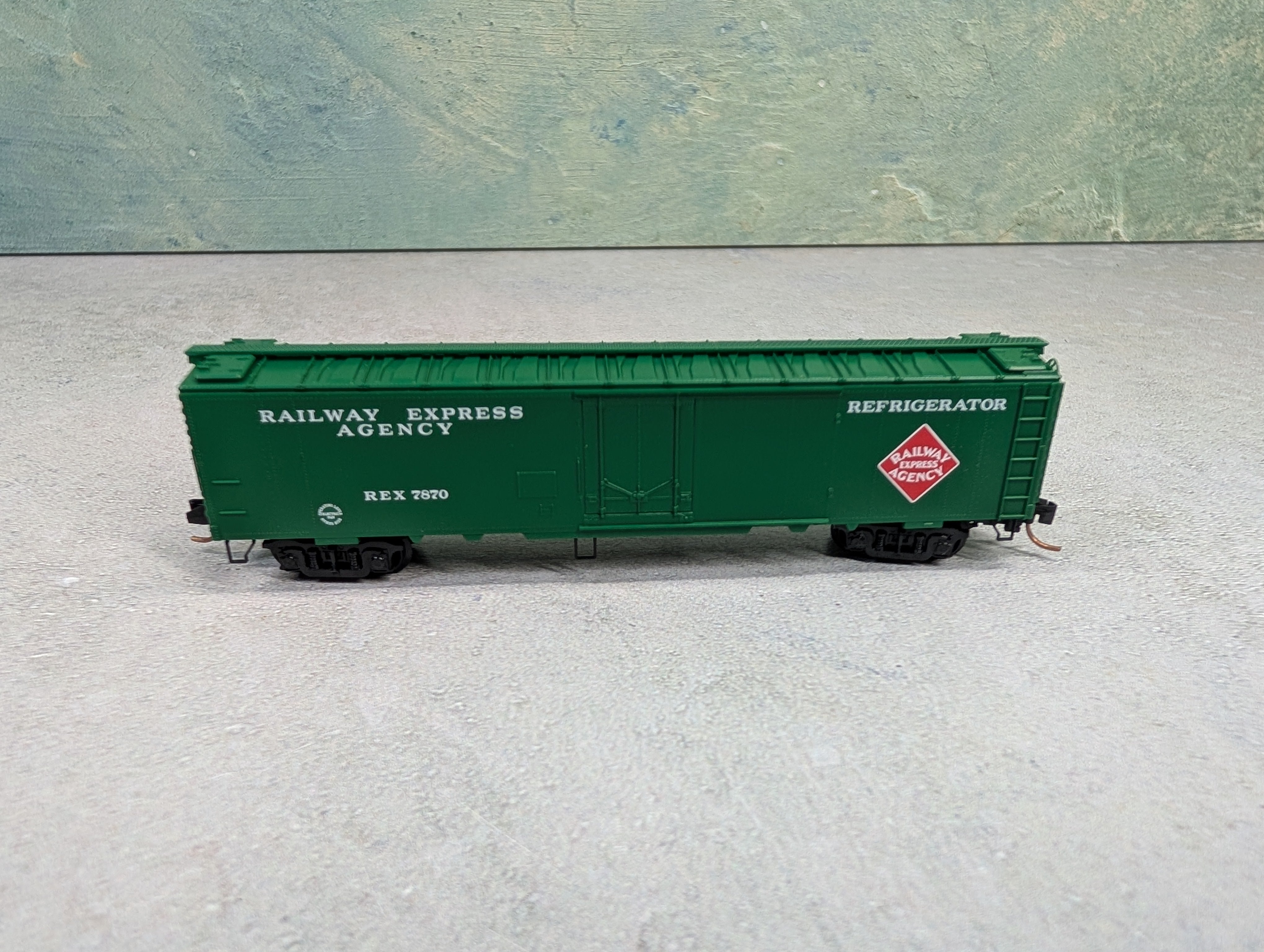 USED Micro-Trains N Scale 52' 2" Riveted Steel Express Reefer w/ Plug Door REA Express REX #7870