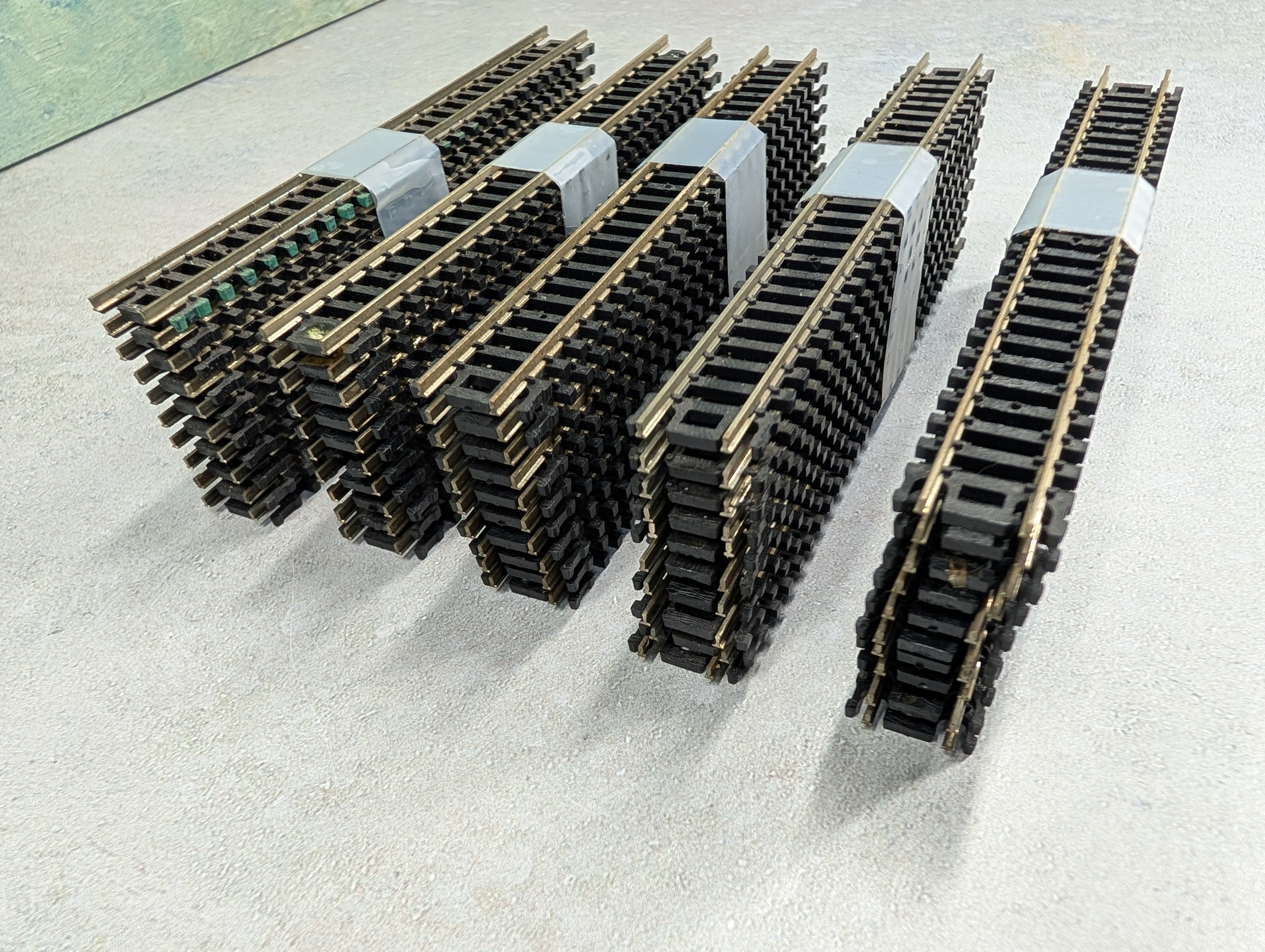 USED Atlas 2501 N Scale 5" Straight Code 80 Snap Track (50 pcs)