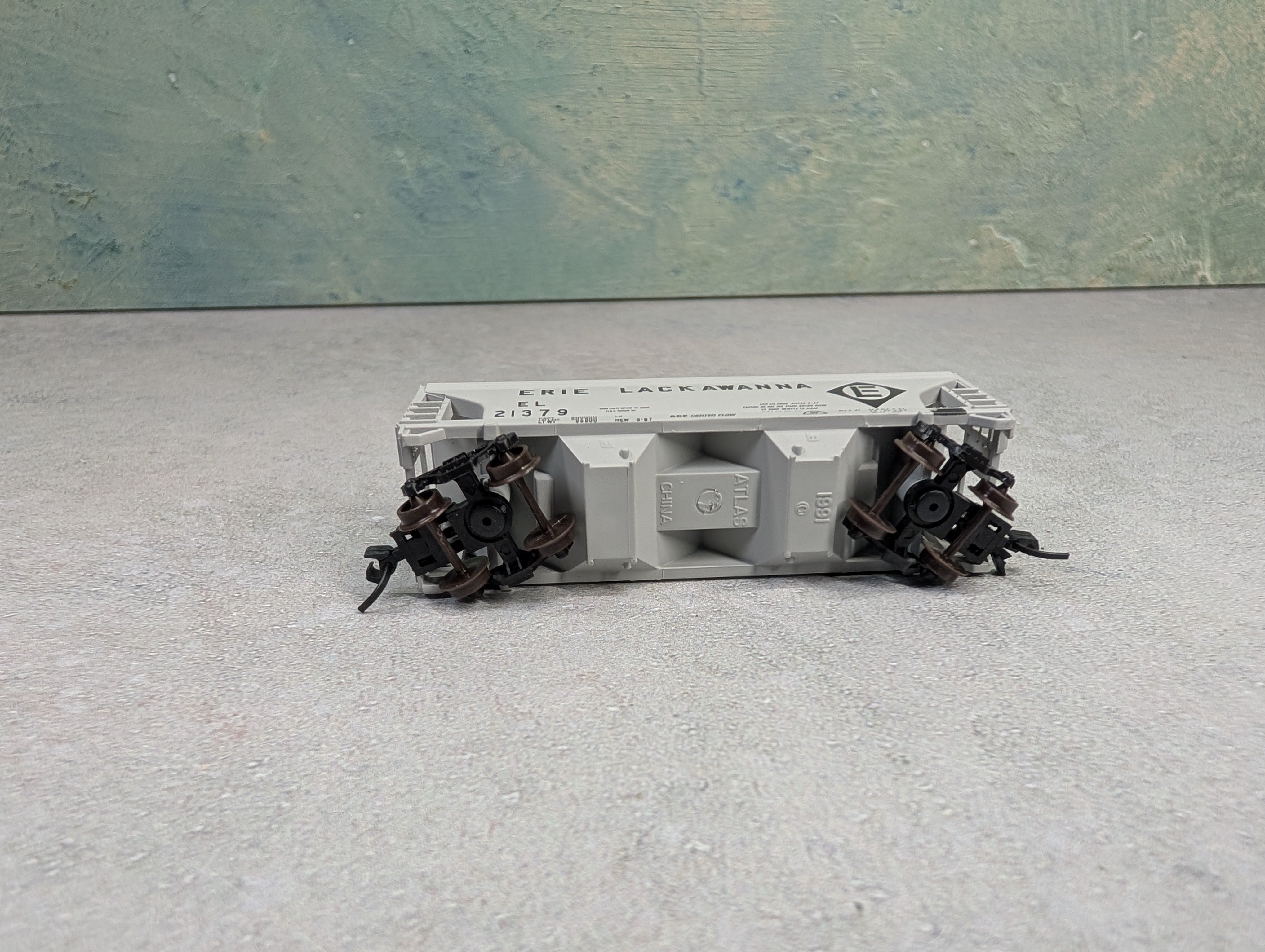 USED Atlas 50001876 N Scale 2 Bay Centerflow Hopper Erie Lackawanna EL #21379