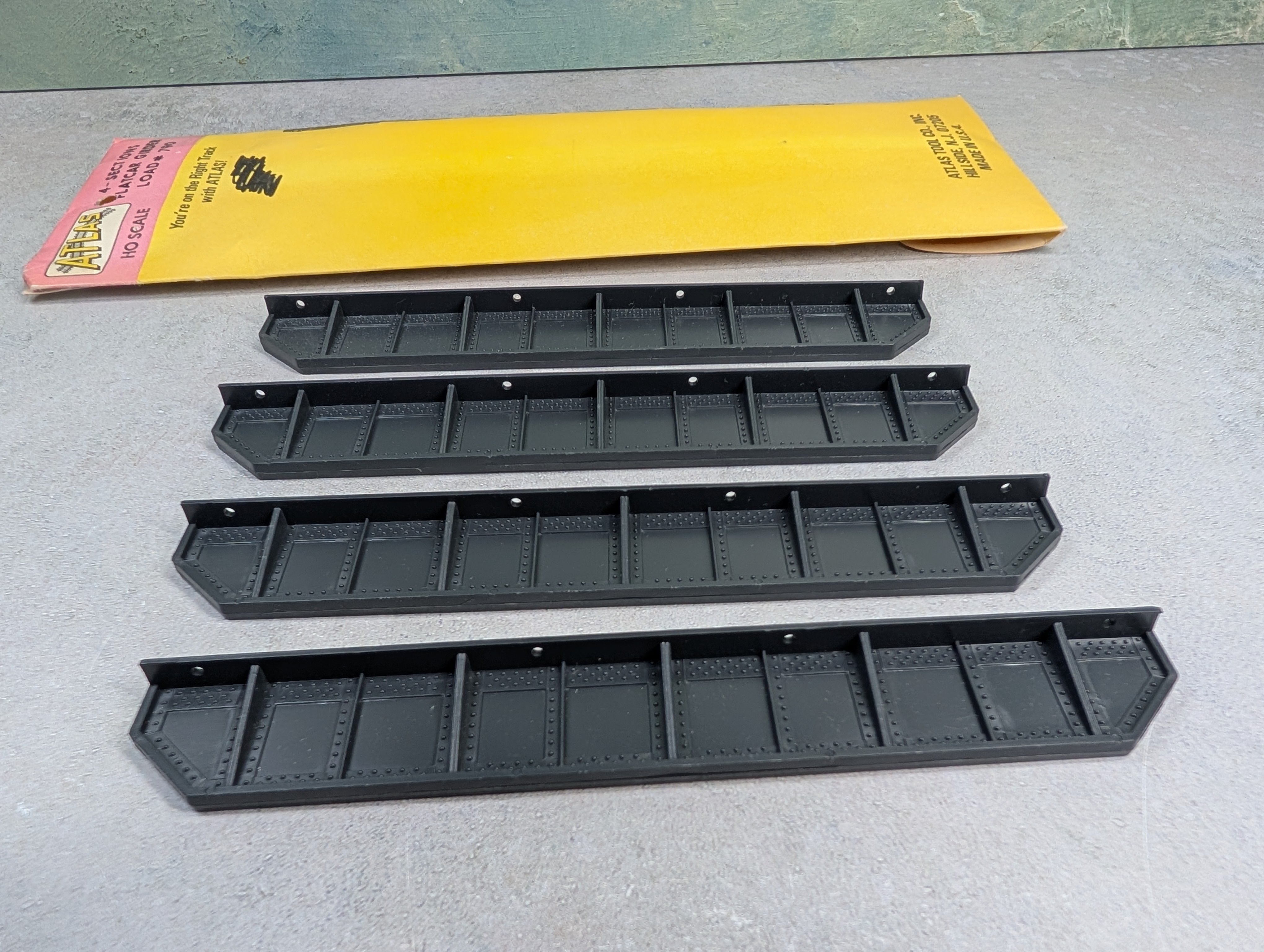 USED Atlas 790 HO Scale Flat Car Girder Load Black (4 pcs)