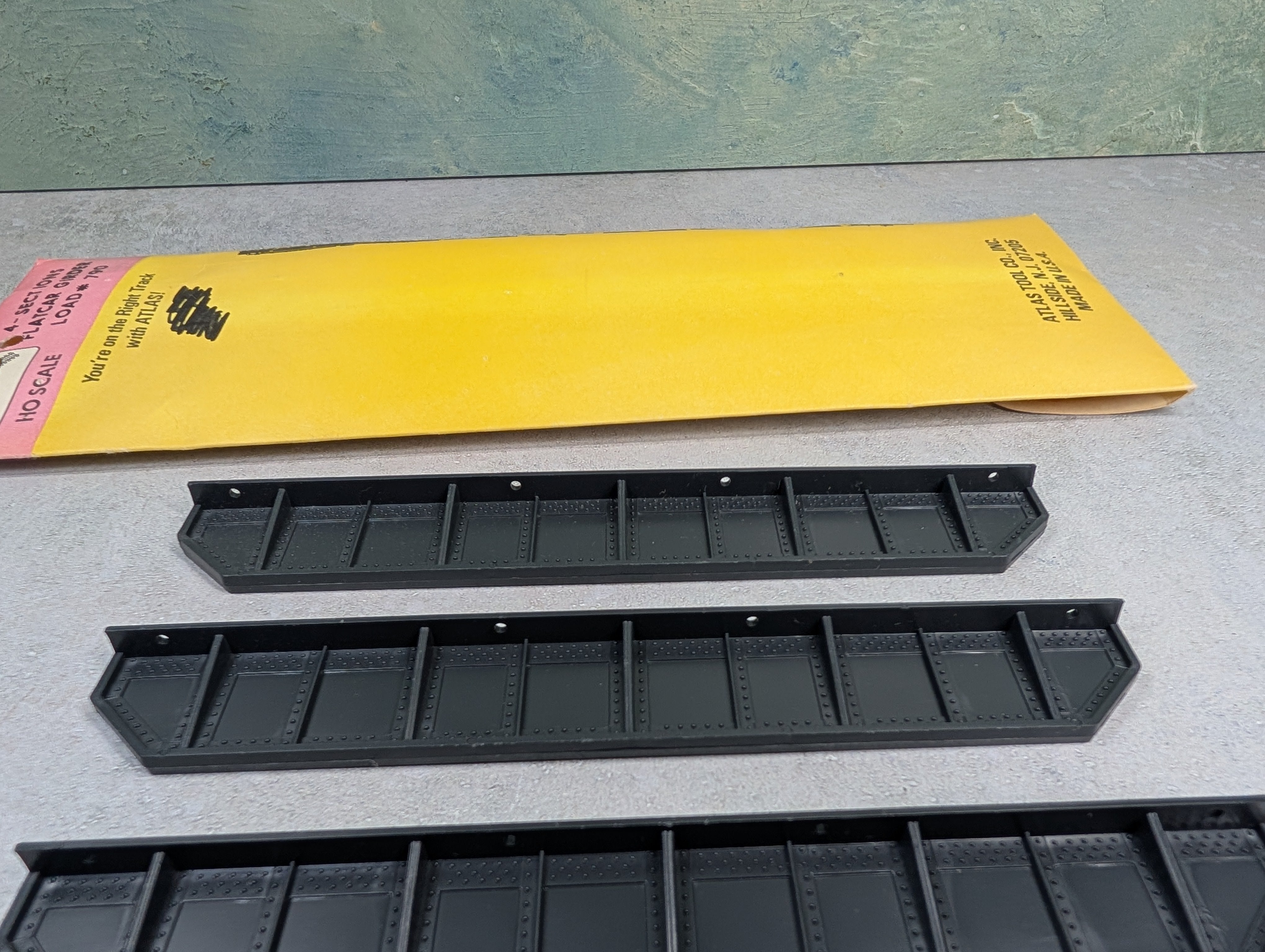 USED Atlas 790 HO Scale Flat Car Girder Load Black (4 pcs)