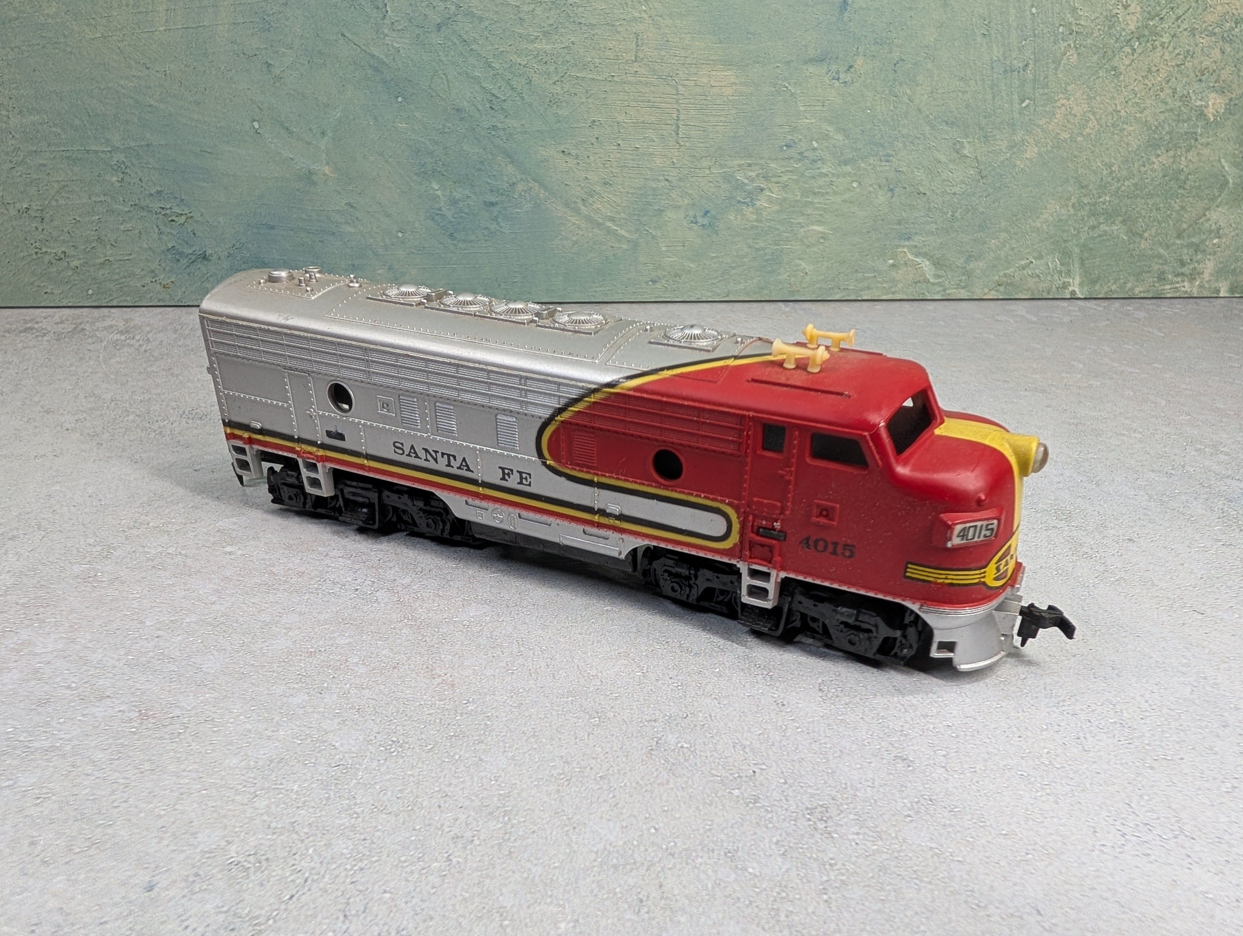 USED Tyco HO Scale Diesel Locomotive Santa Fe #4015 Unpowered
