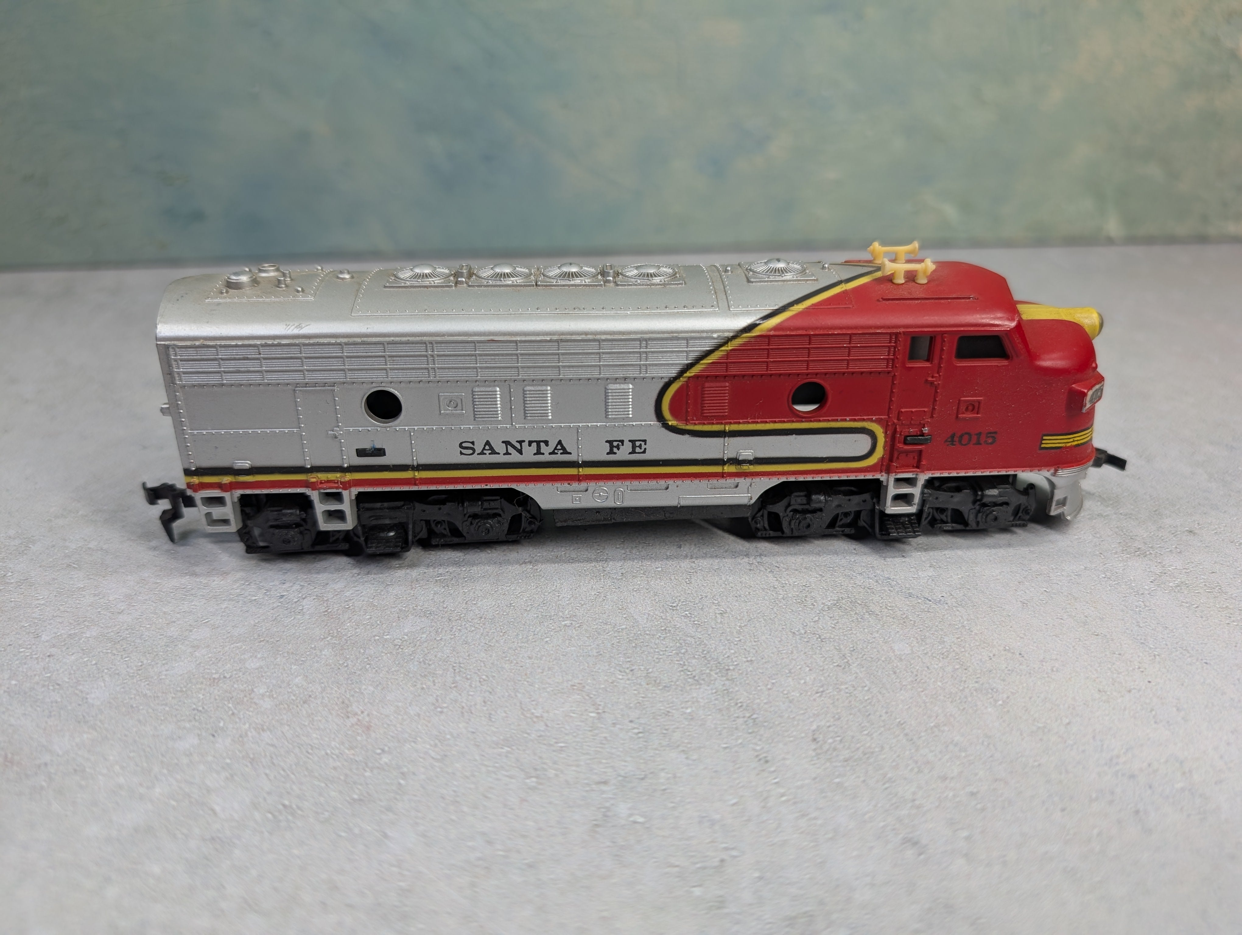 USED Tyco HO Scale Diesel Locomotive Santa Fe #4015 Unpowered