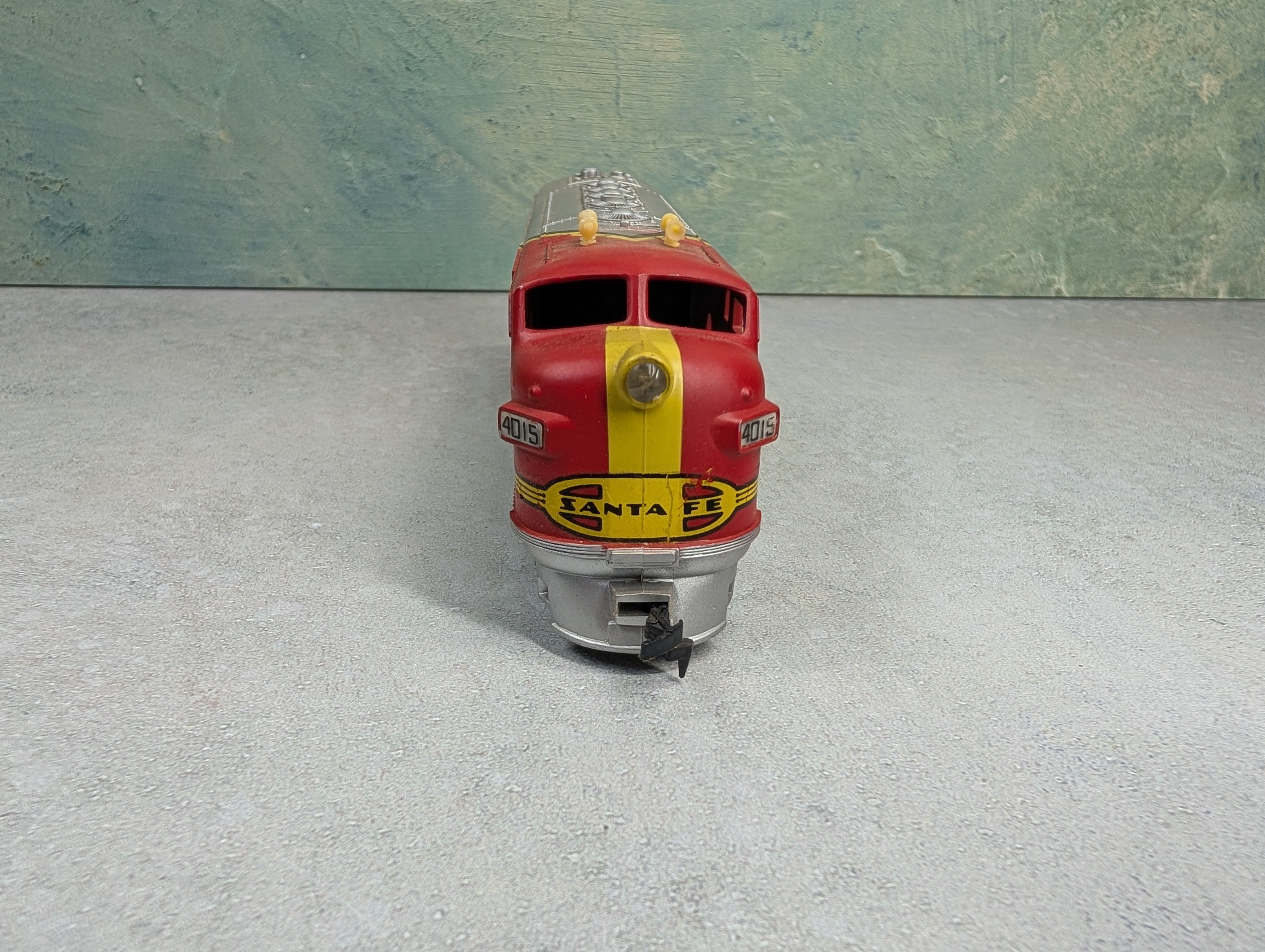 USED Tyco HO Scale Diesel Locomotive Santa Fe #4015 Unpowered