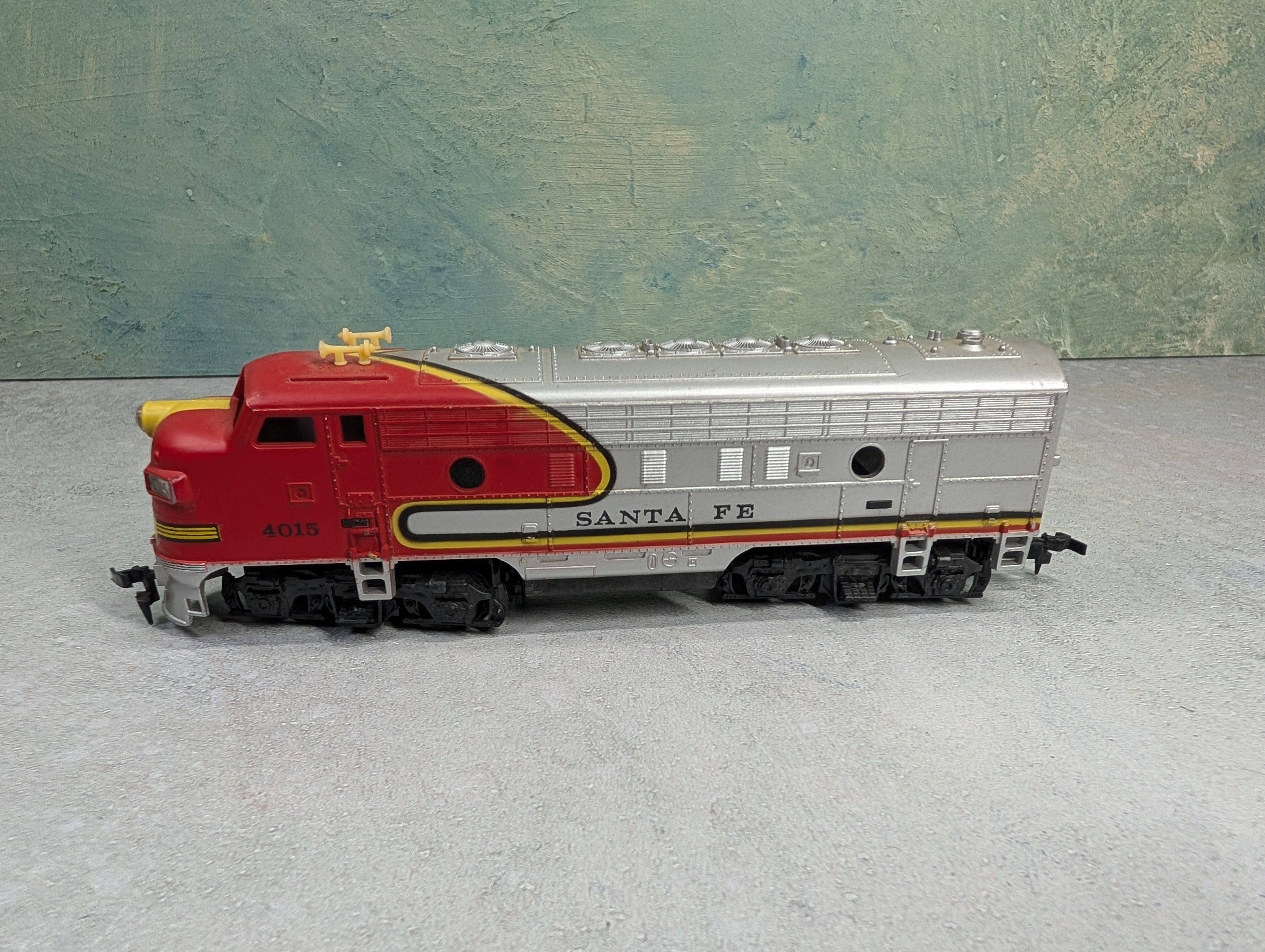 USED Tyco HO Scale Diesel Locomotive Santa Fe #4015 Unpowered