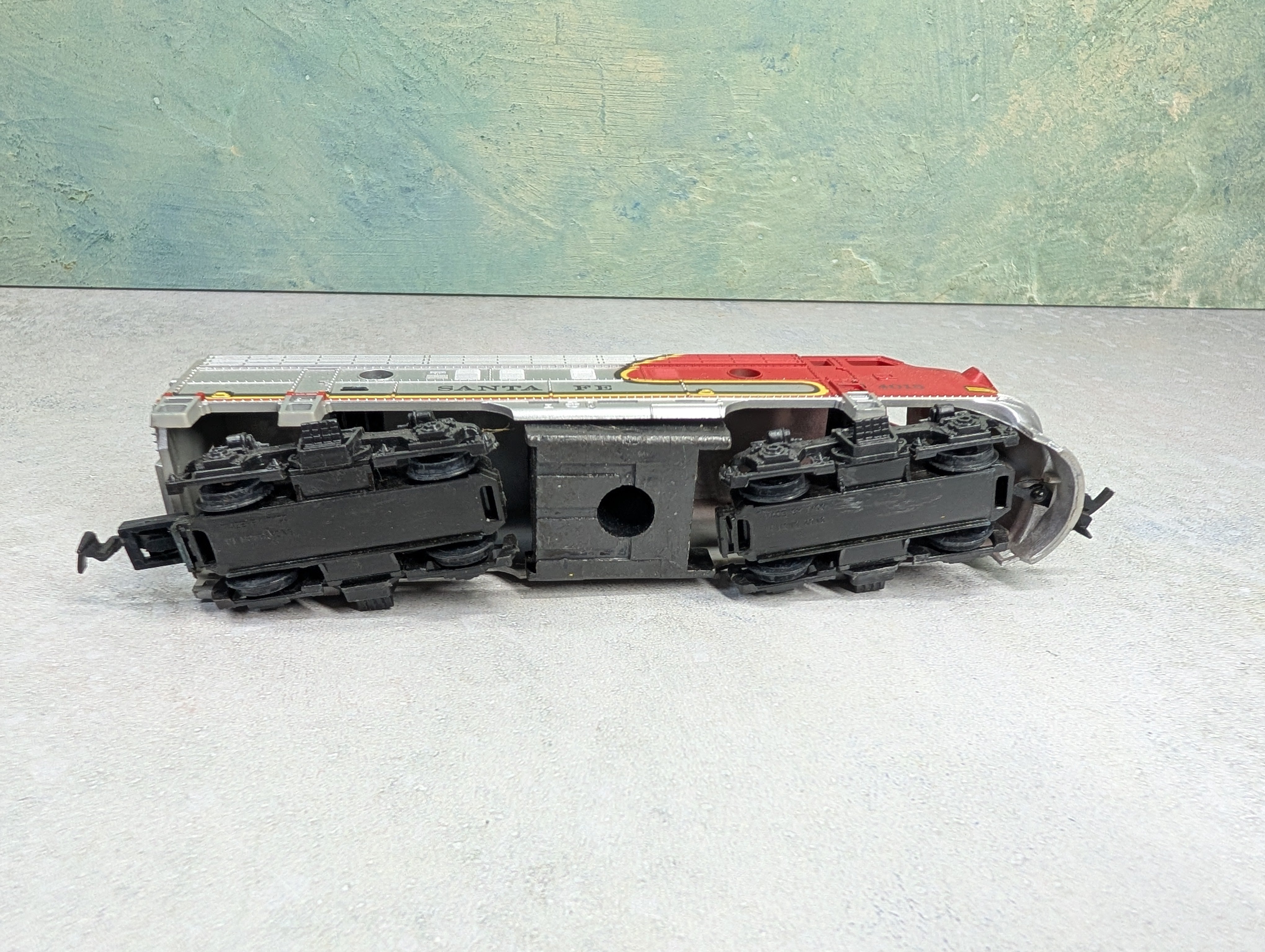 USED Tyco HO Scale Diesel Locomotive Santa Fe #4015 Unpowered