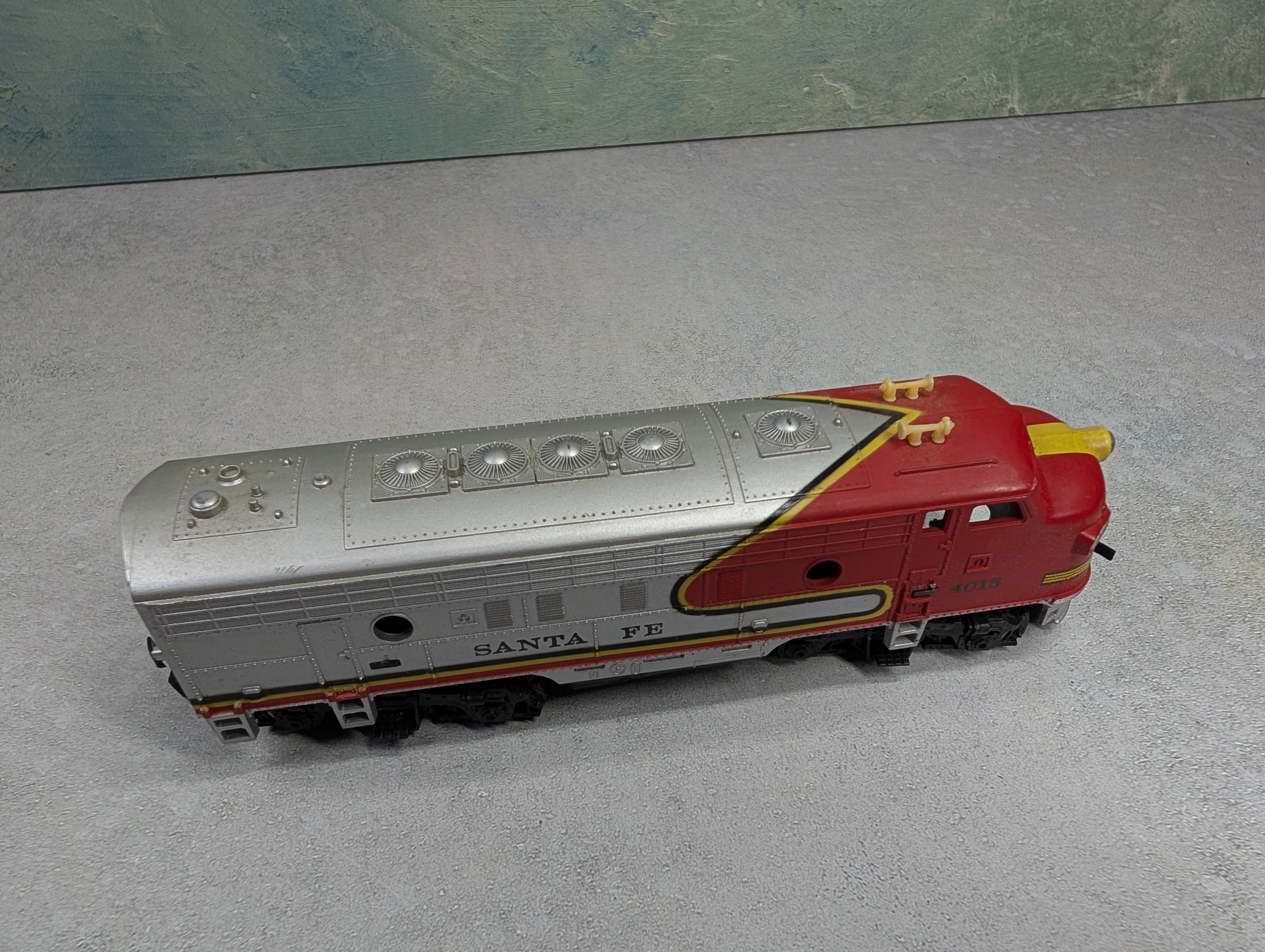 USED Tyco HO Scale Diesel Locomotive Santa Fe #4015 Unpowered