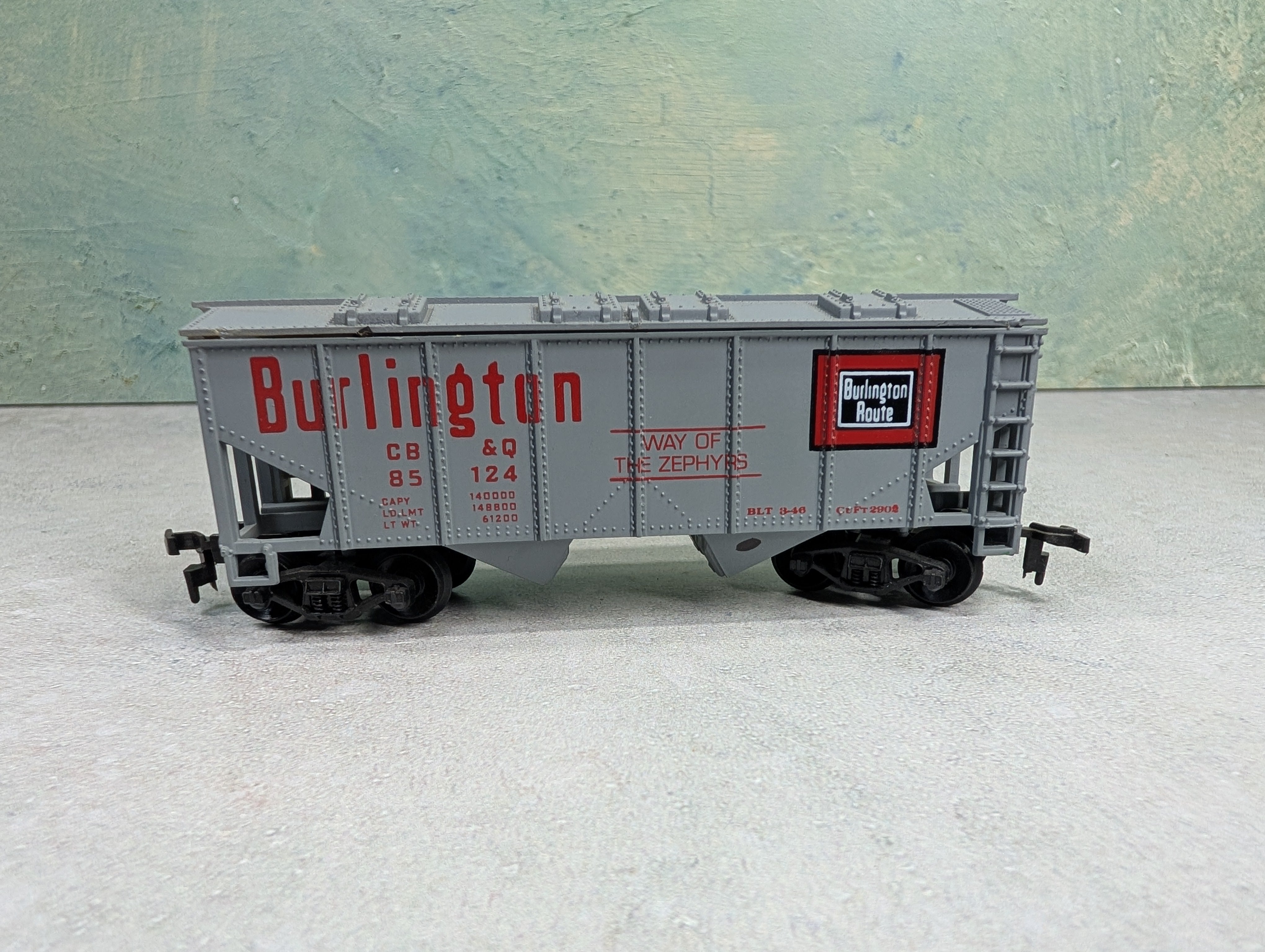USED HO Scale 2 Bay Covered Hopper Burlington CB&Q #85124