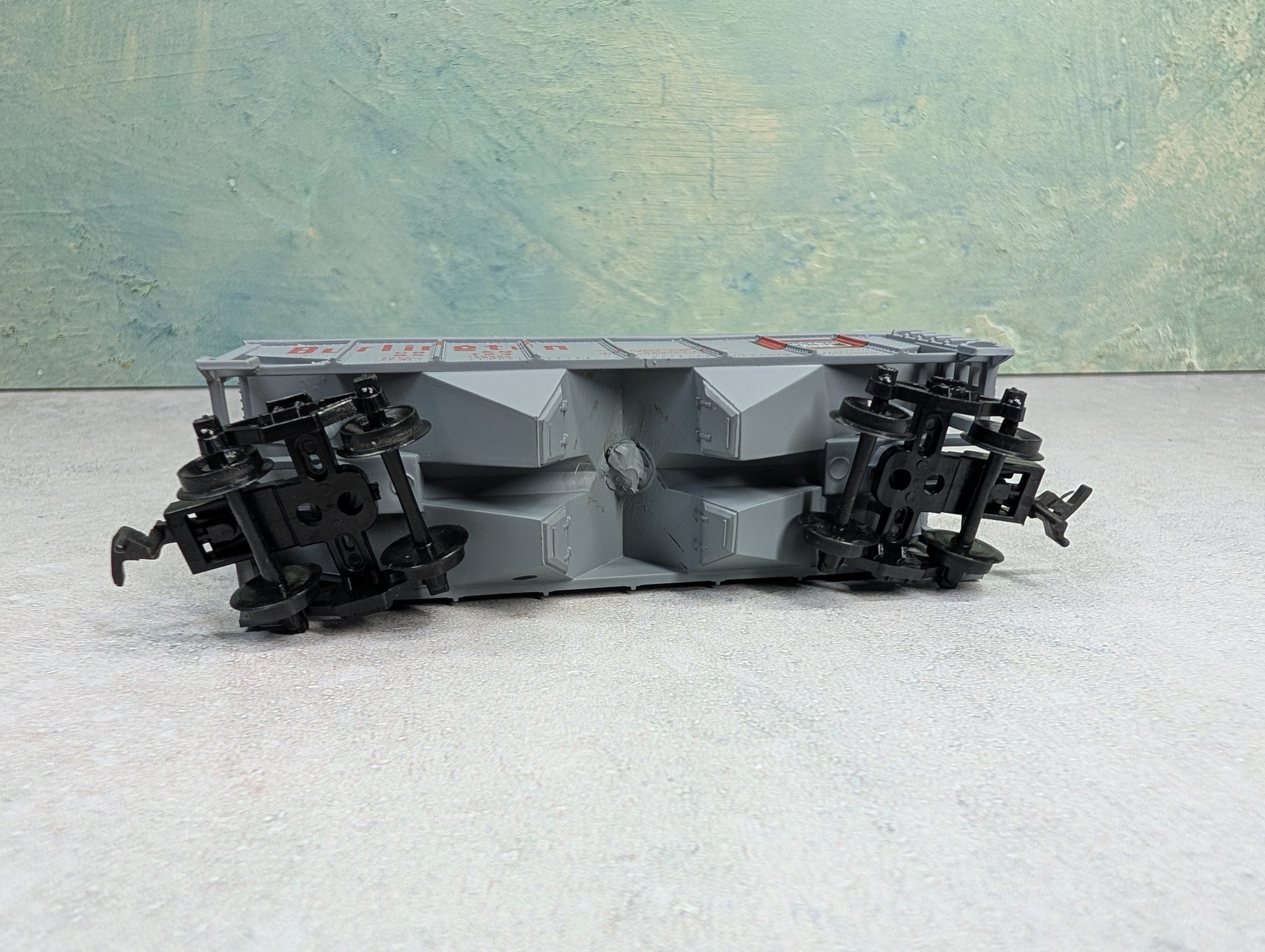 USED HO Scale 2 Bay Covered Hopper Burlington CB&Q #85124