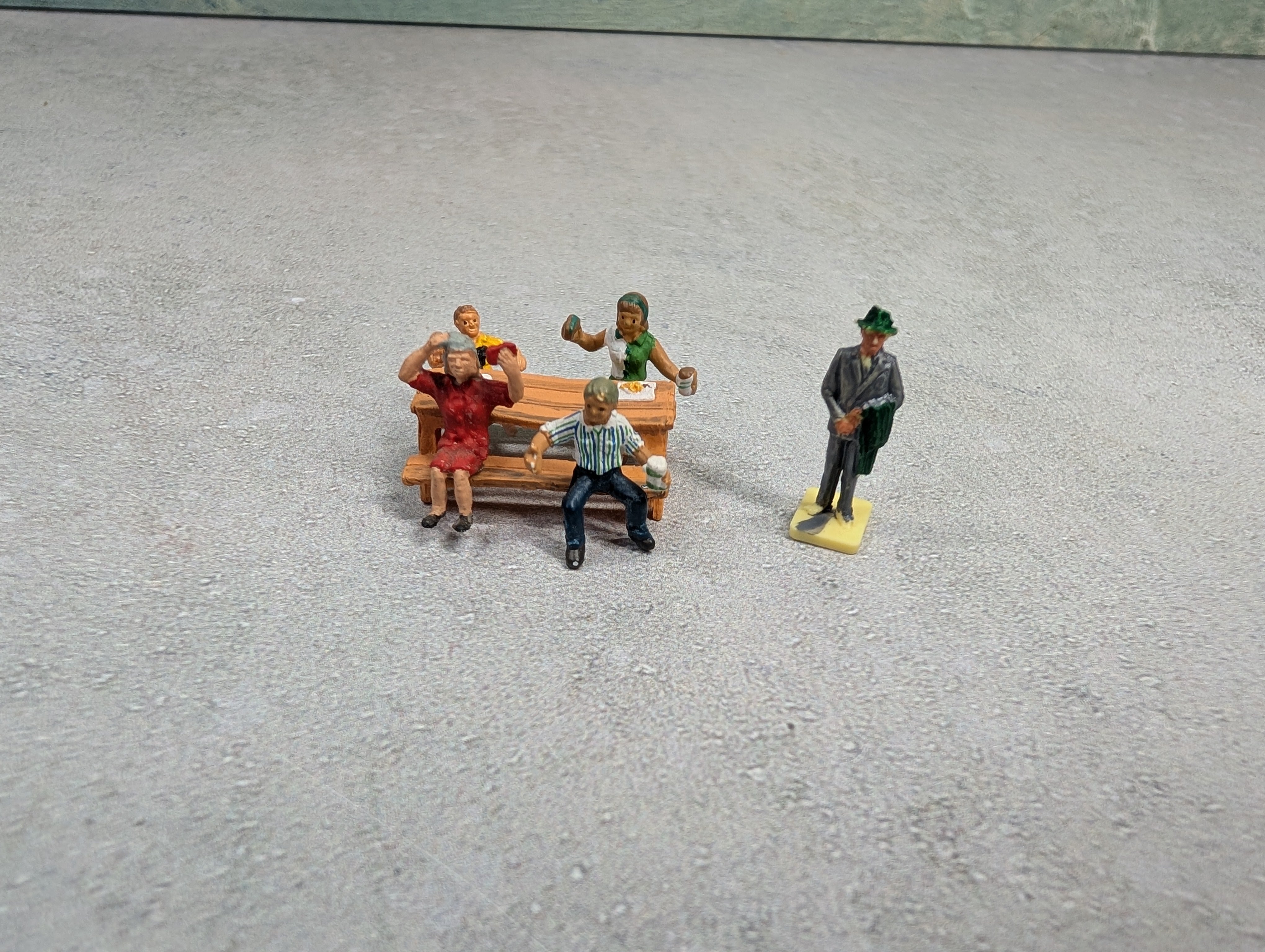 USED HO Scale Picnic Table & People Scene