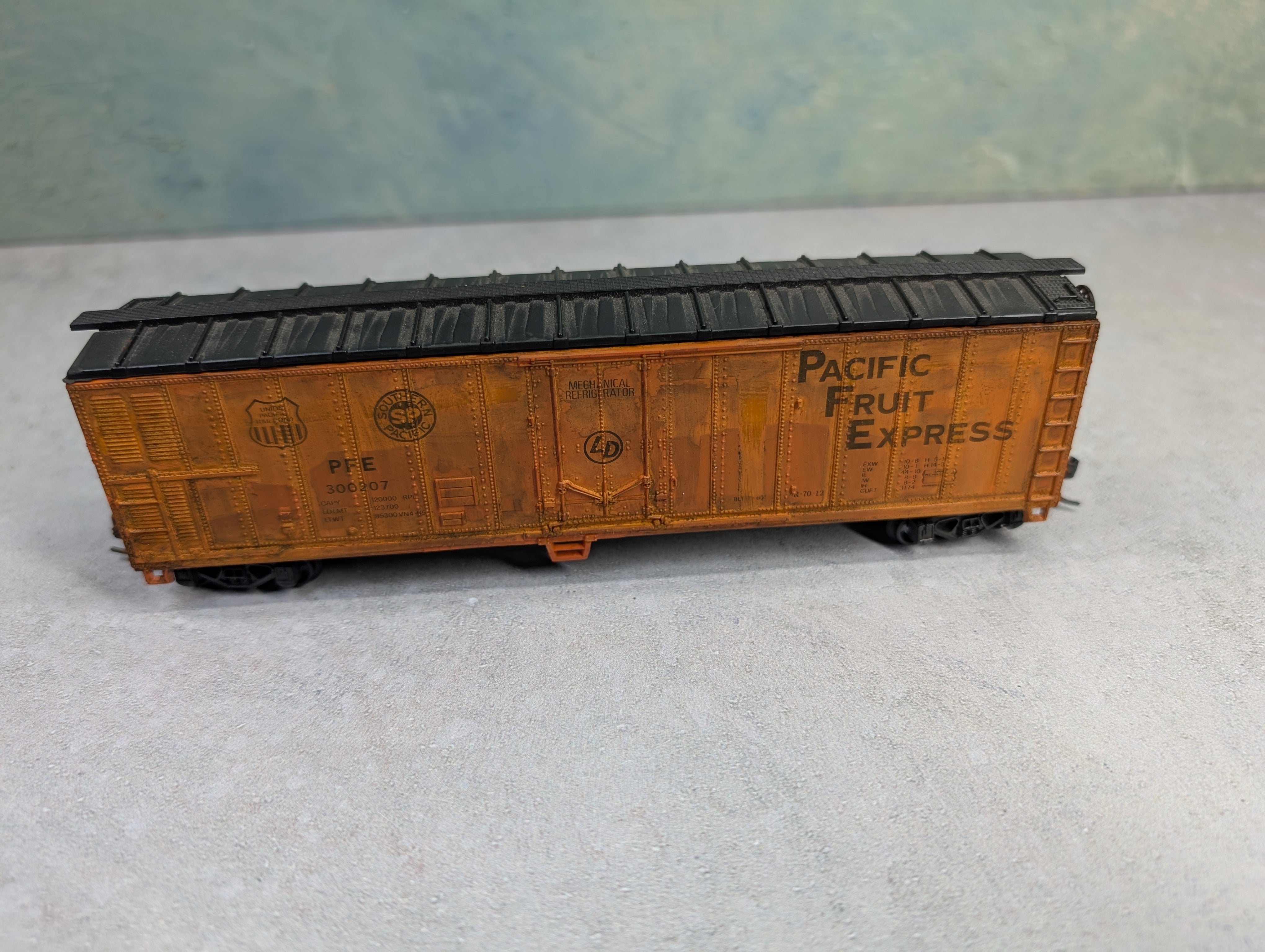 USED LIMA HO Scale 50' Reefer Box Car Pacific Fruit Express PFE #300207 Kadees & Weathered