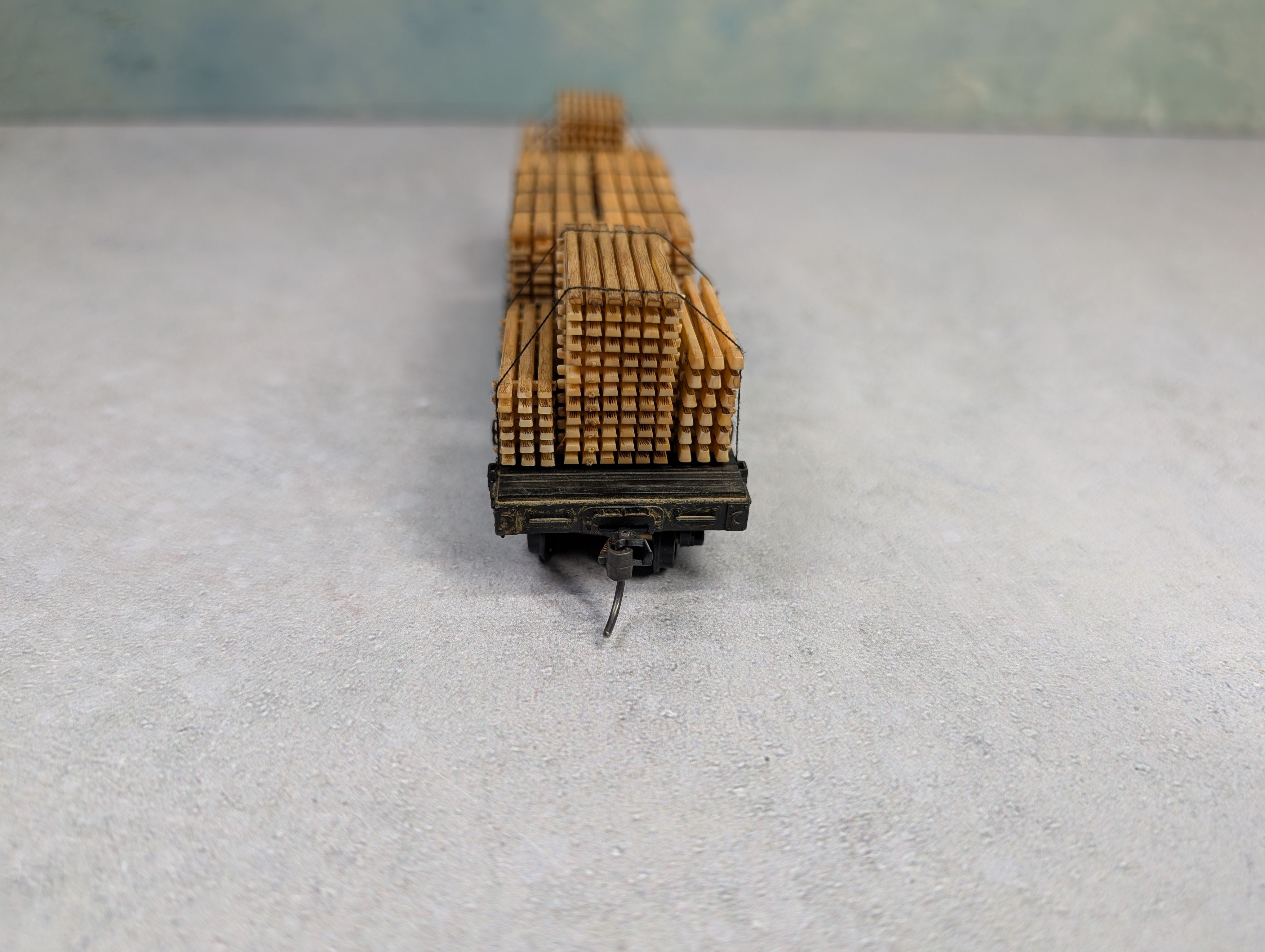 USED Athearn HO Scale 40' Flat Car Gulf, Mobile & Ohio GM&O #75002 Kadees & Weathered w/ Lumber Load