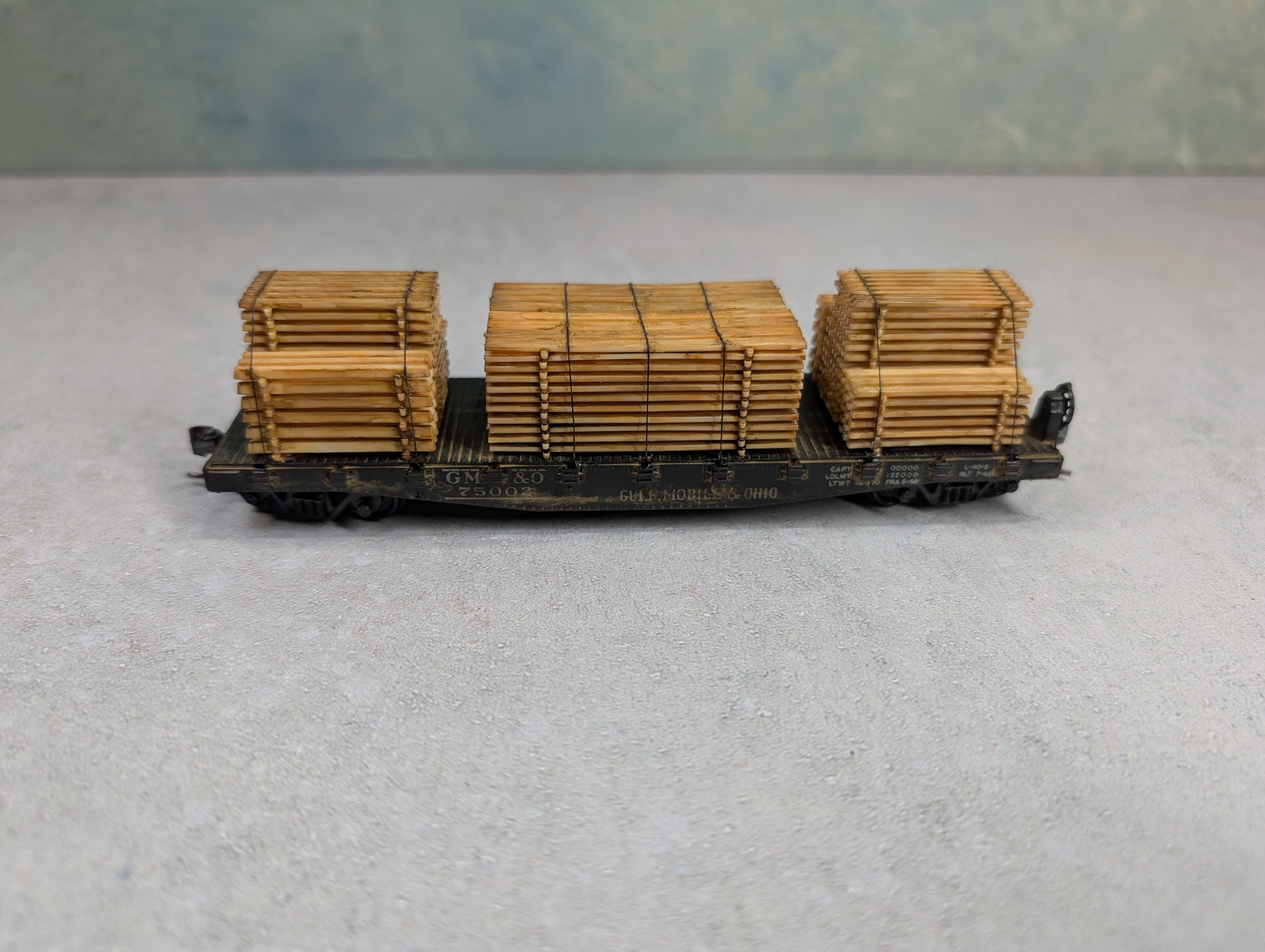 USED Athearn HO Scale 40' Flat Car Gulf, Mobile & Ohio GM&O #75002 Kadees & Weathered w/ Lumber Load