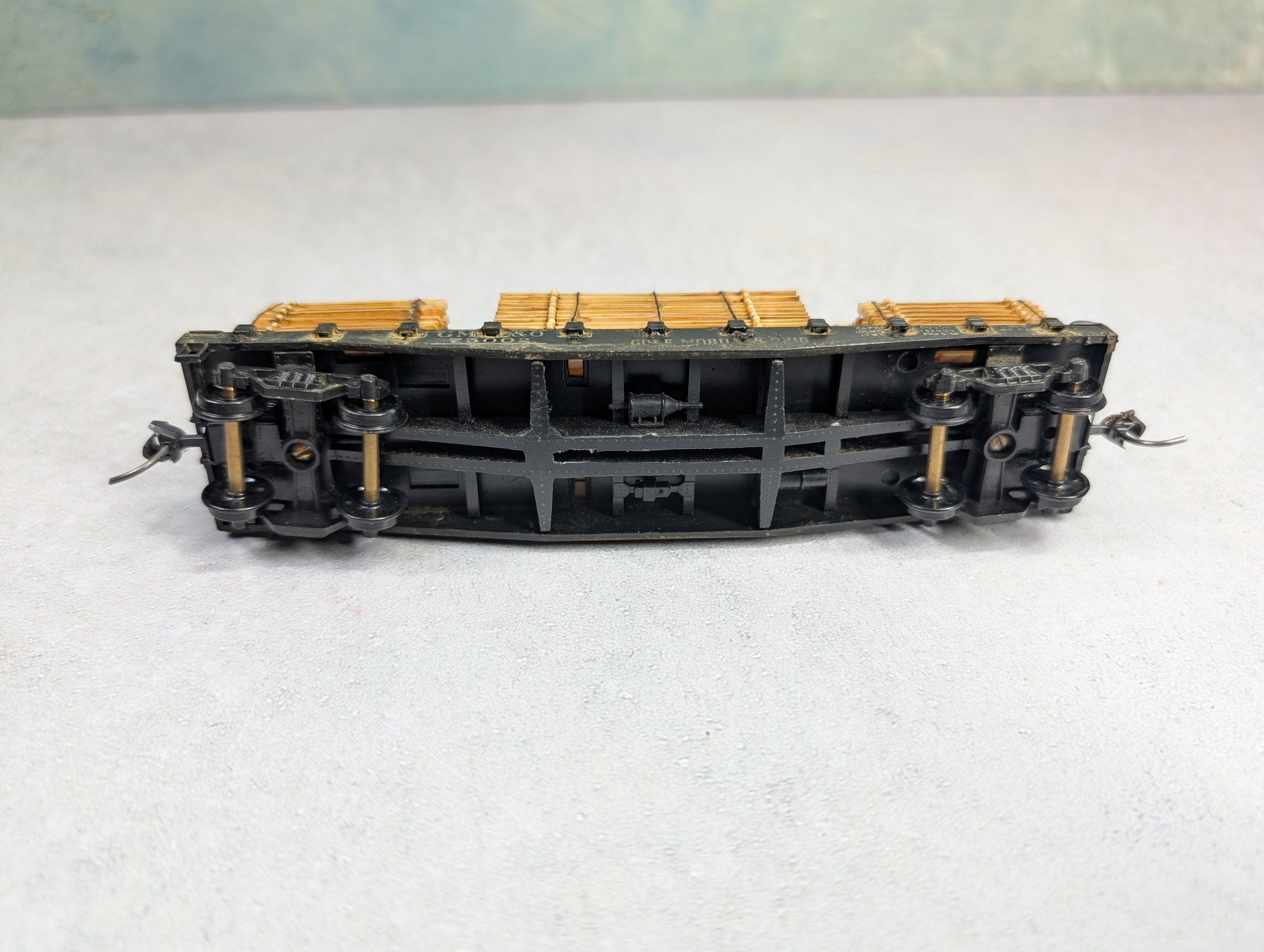 USED Athearn HO Scale 40' Flat Car Gulf, Mobile & Ohio GM&O #75002 Kadees & Weathered w/ Lumber Load