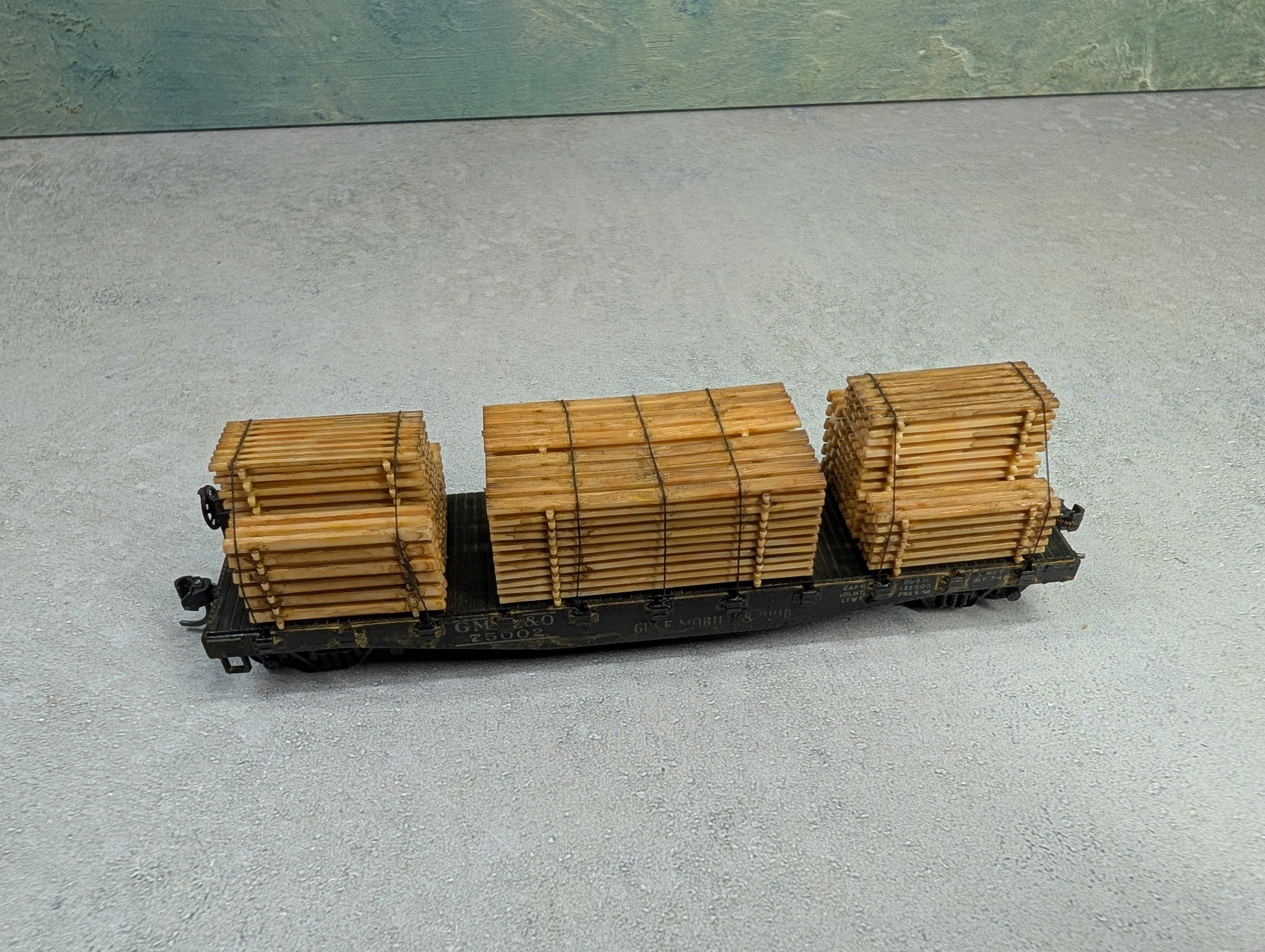 USED Athearn HO Scale 40' Flat Car Gulf, Mobile & Ohio GM&O #75002 Kadees & Weathered w/ Lumber Load
