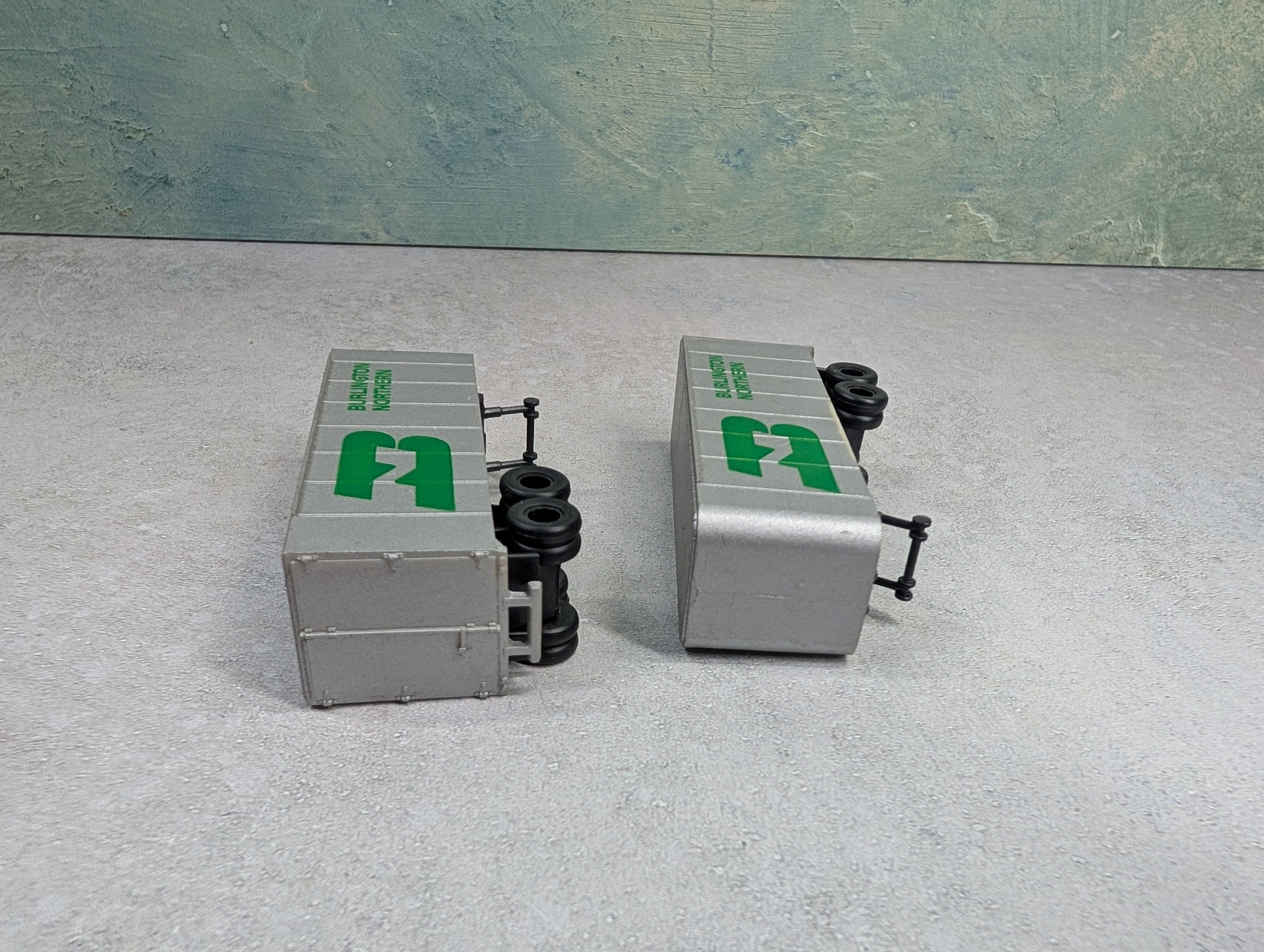 USED Tyco HO Scale 24' Piggyback Trailers Burlington Northern (2 pcs)