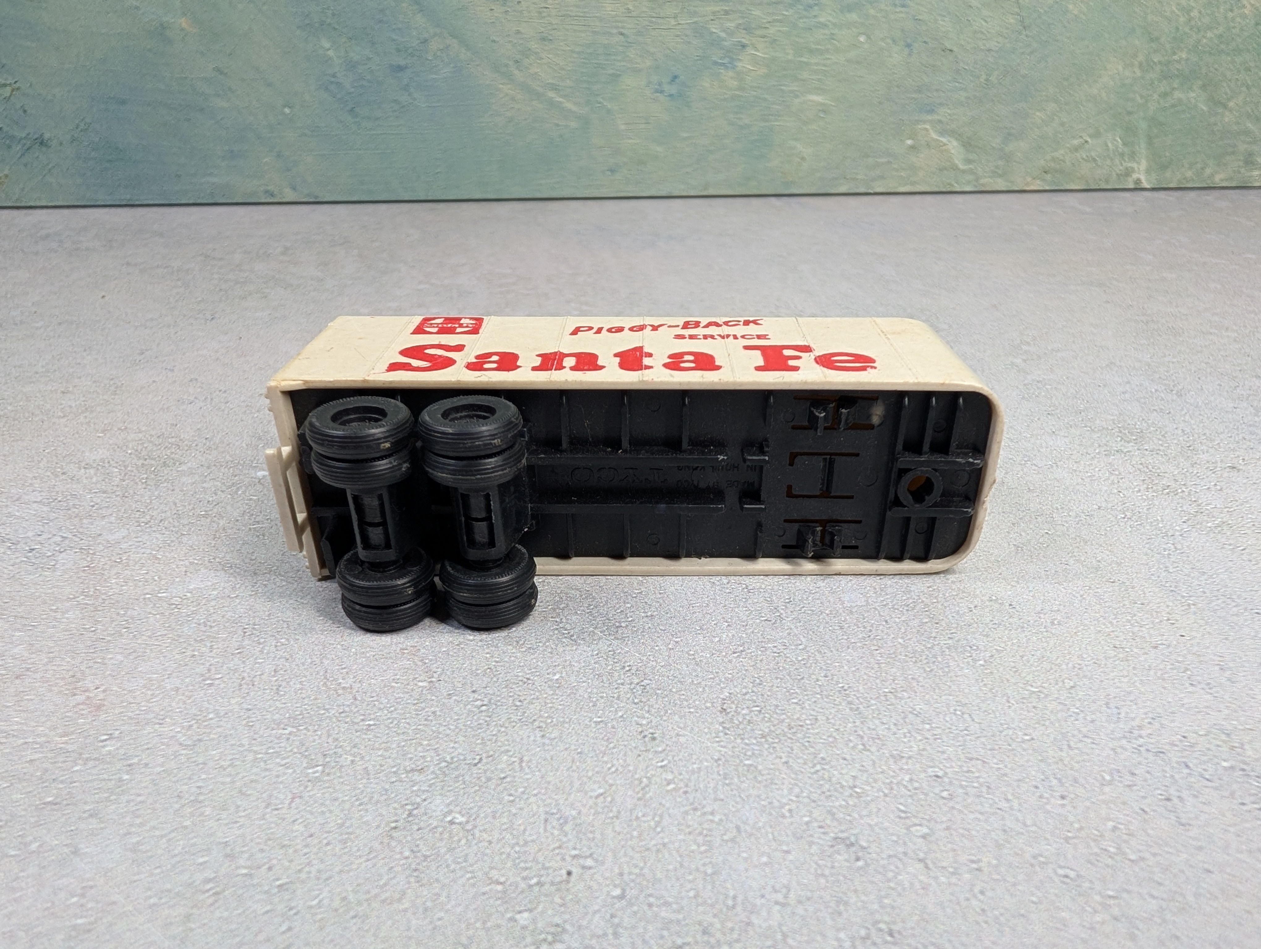USED Tyco HO Scale 24' Piggyback Trailer Santa Fe