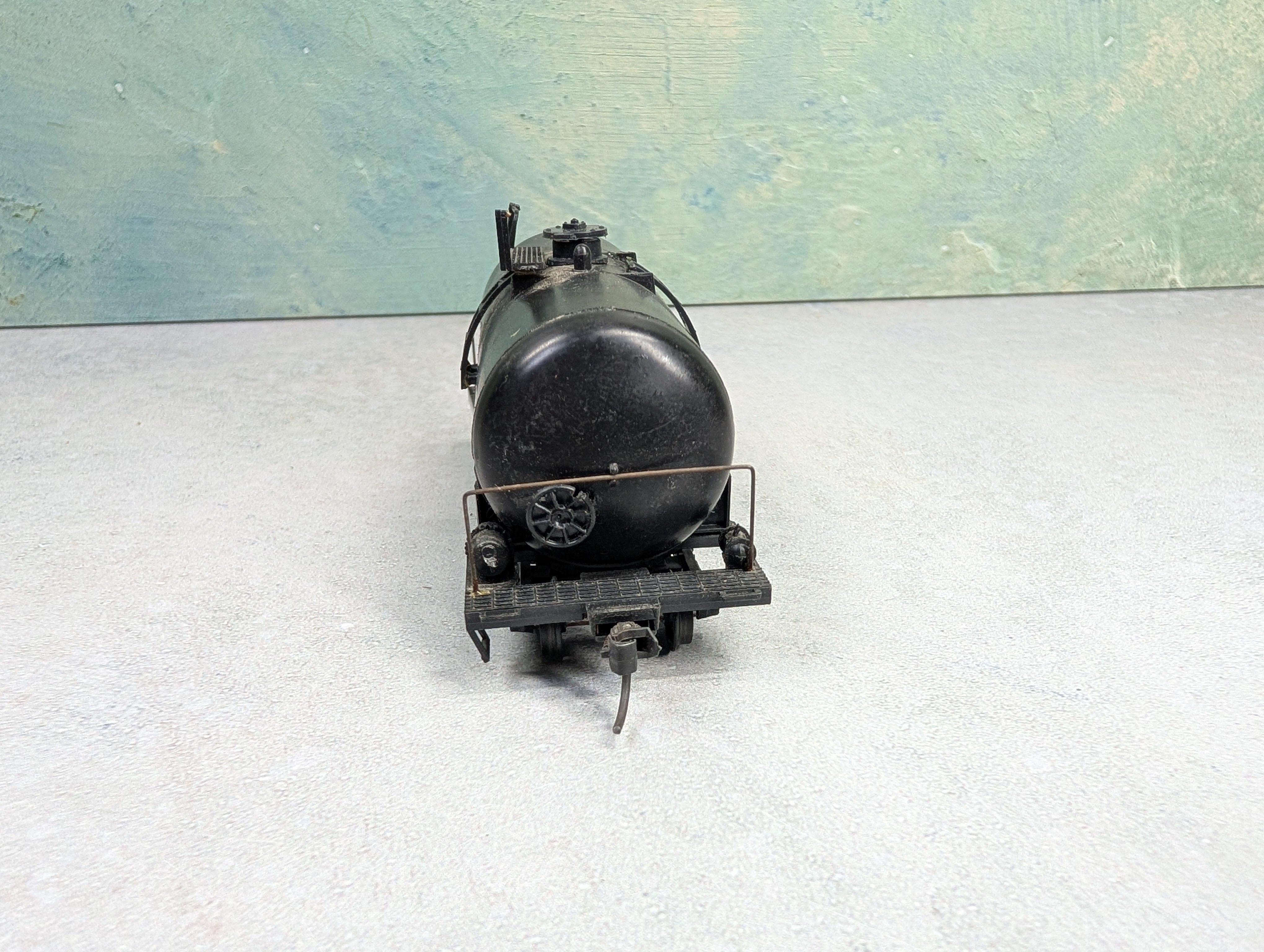 USED Roundhouse HO Scale Shorty Tank Car UTLX #78511 Rough