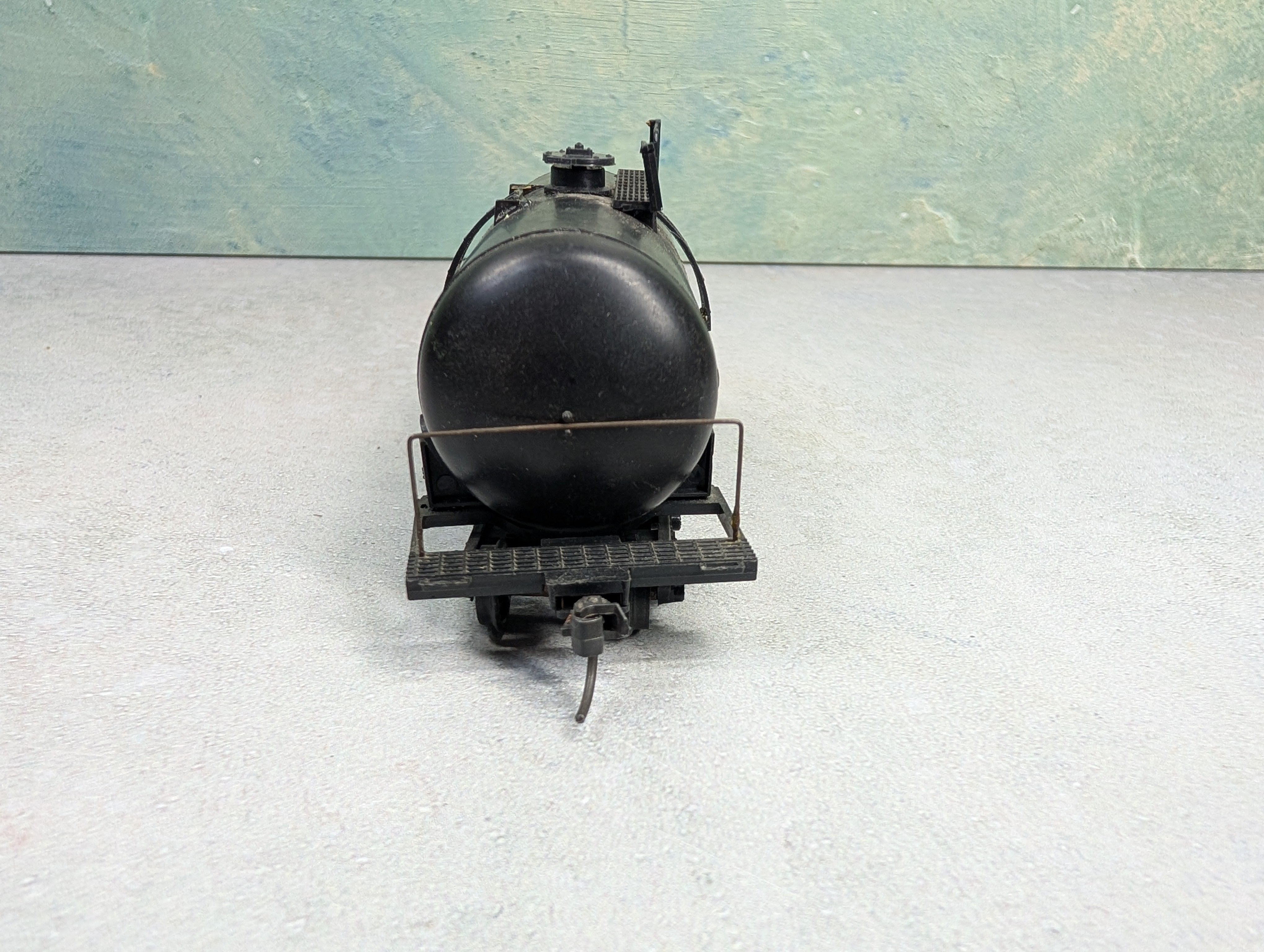 USED Roundhouse HO Scale Shorty Tank Car UTLX #78511 Rough