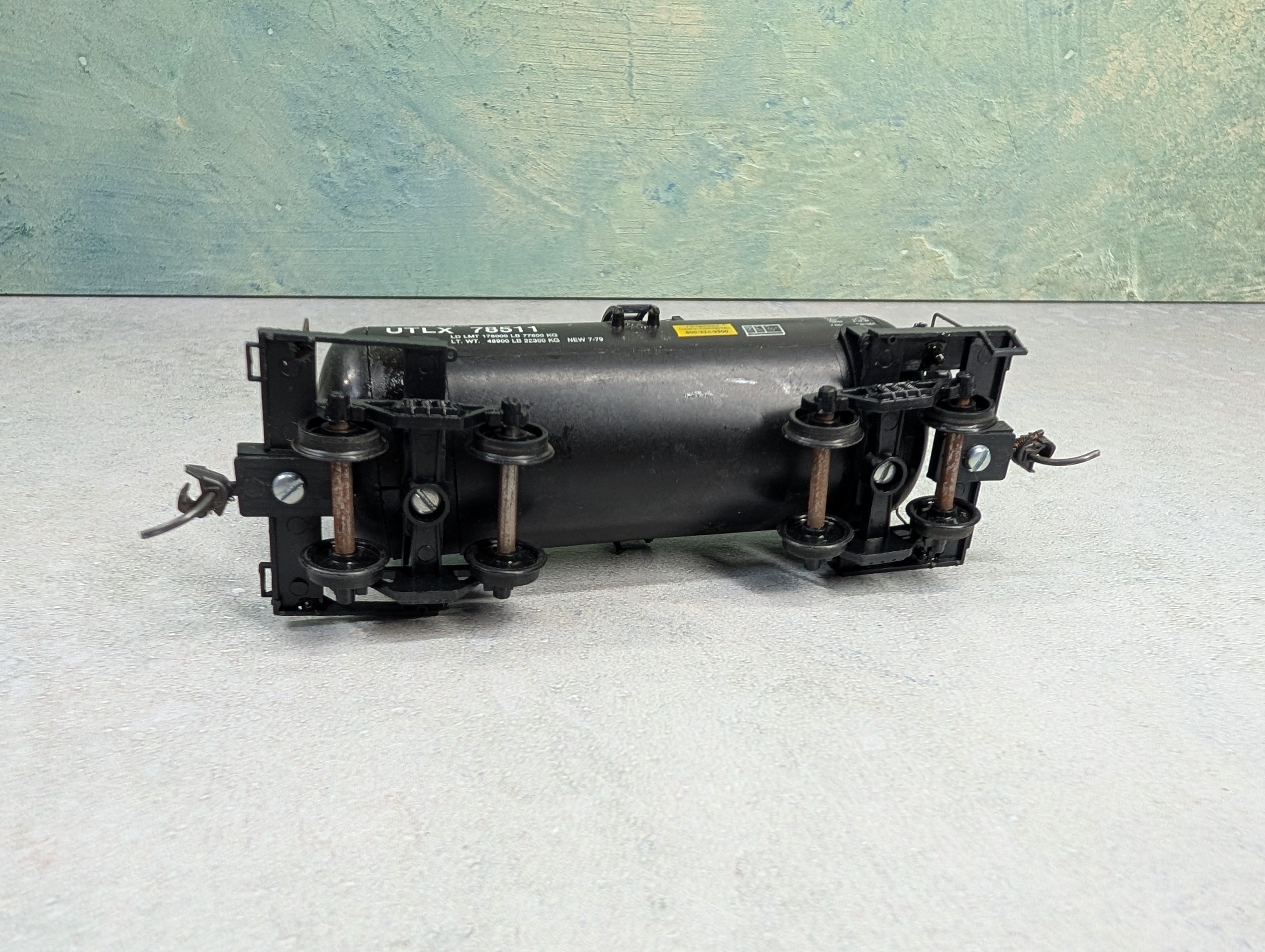 USED Roundhouse HO Scale Shorty Tank Car UTLX #78511 Rough