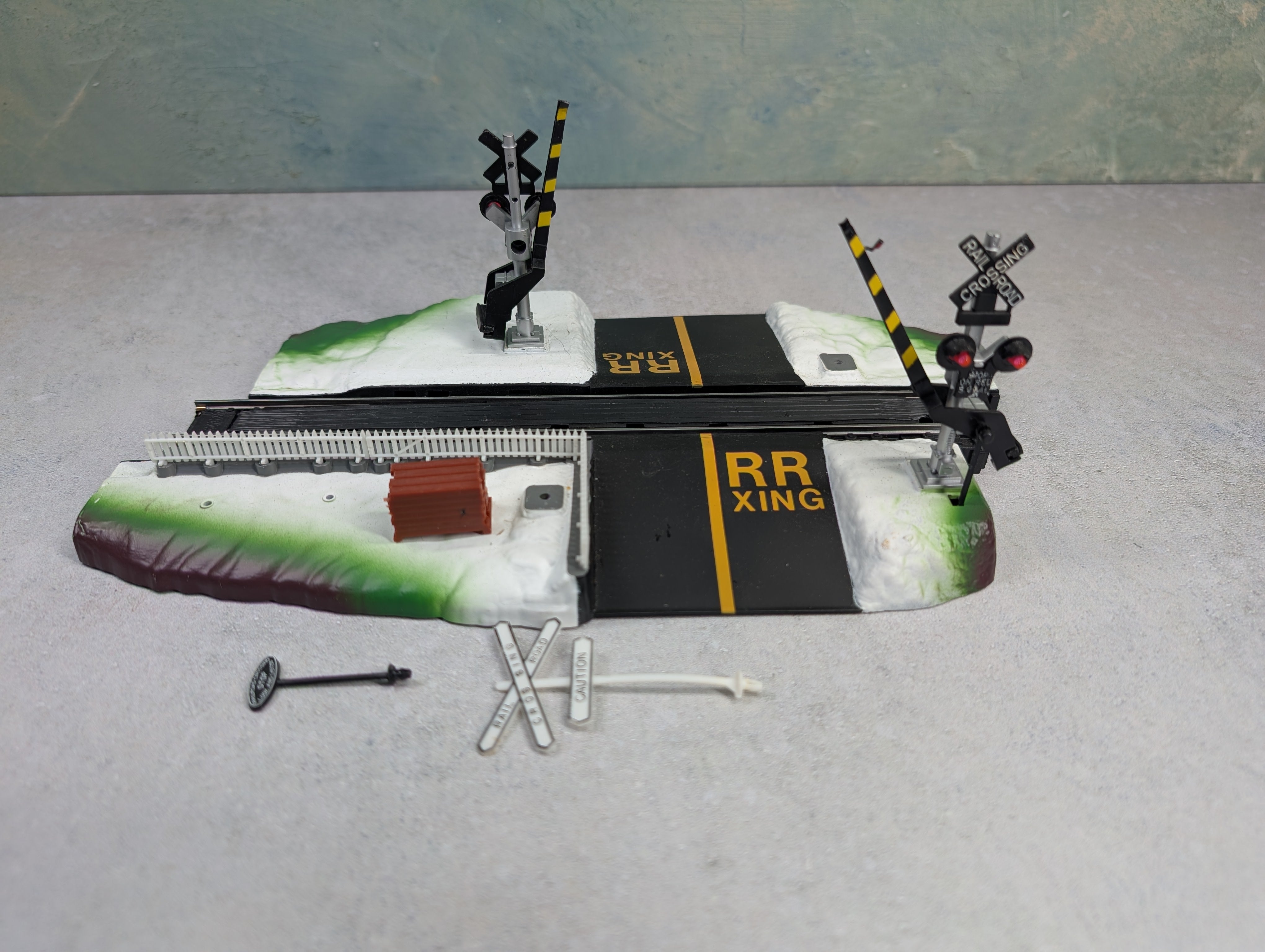 USED Life-Like HO Scale Power Loc Operating Dual Crossing Gate