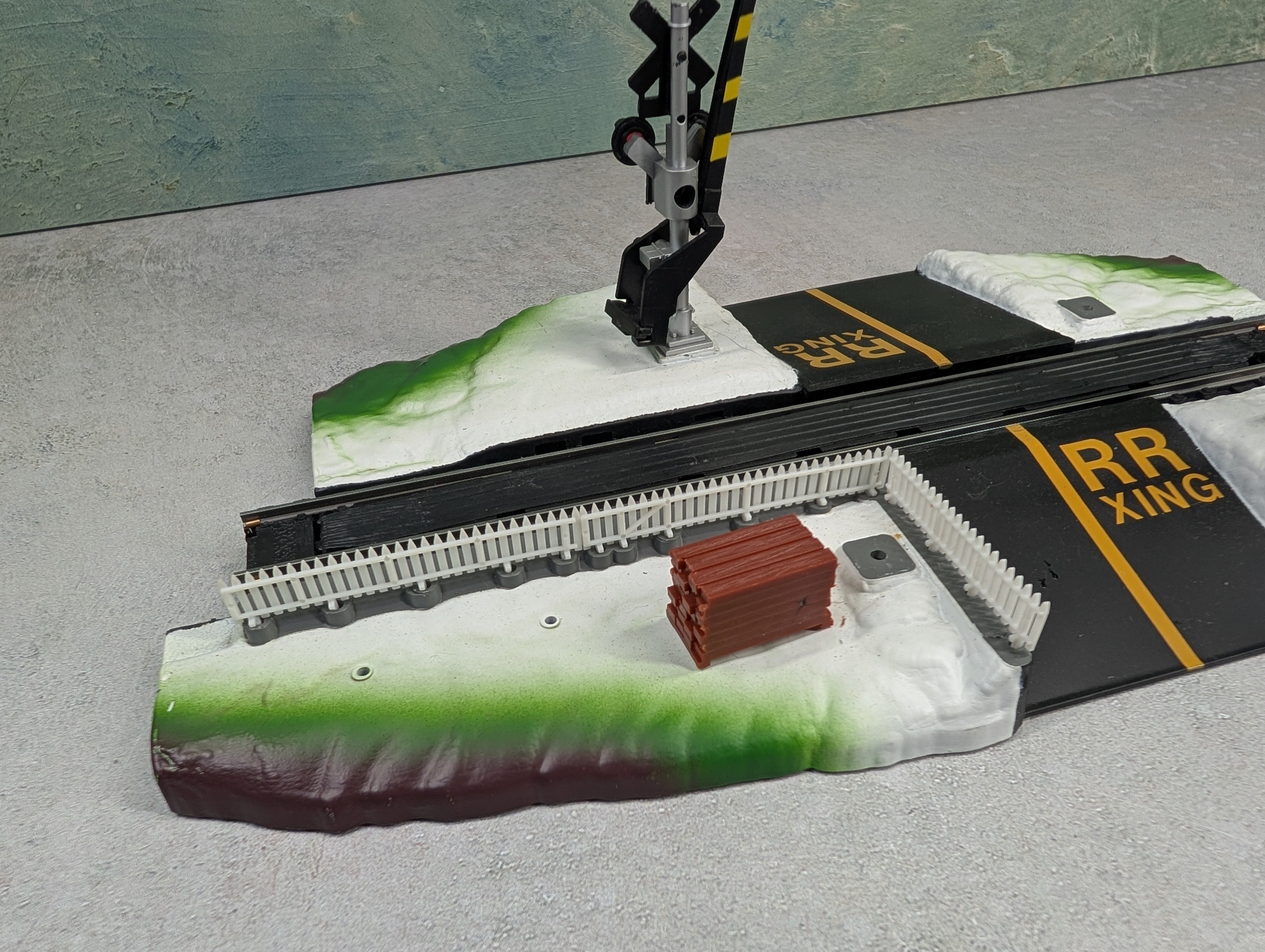 USED Life-Like HO Scale Power Loc Operating Dual Crossing Gate