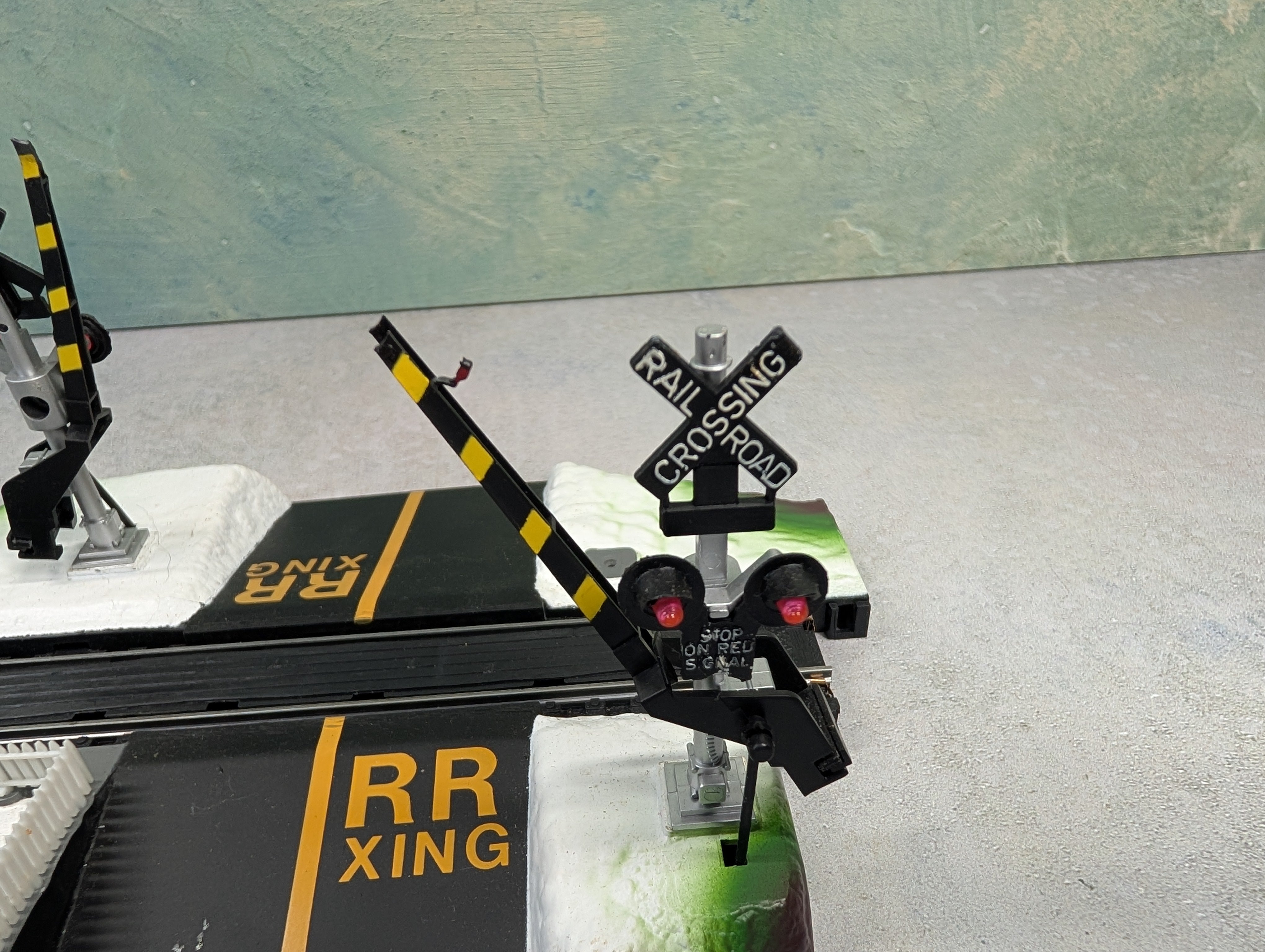 USED Life-Like HO Scale Power Loc Operating Dual Crossing Gate