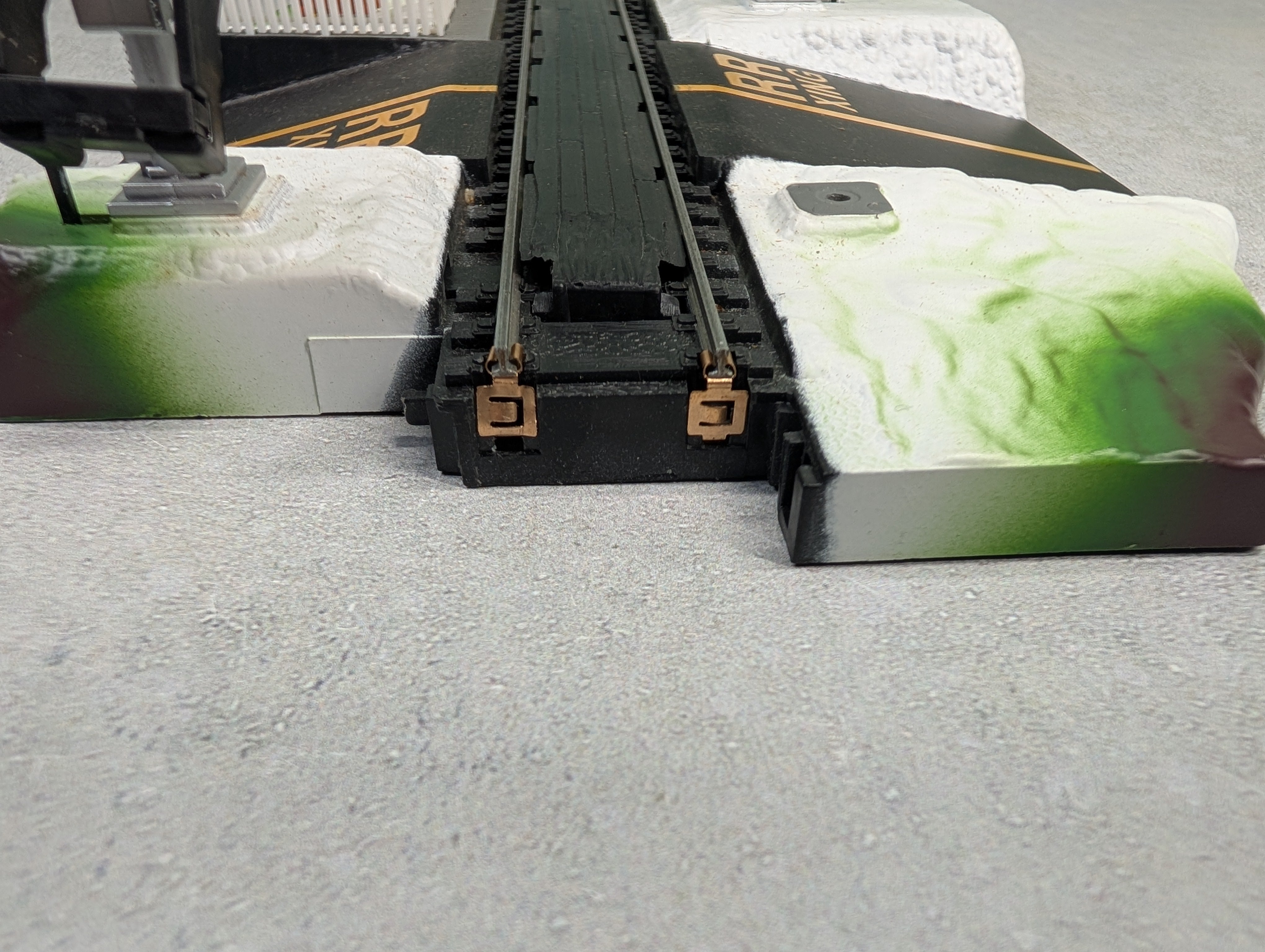 USED Life-Like HO Scale Power Loc Operating Dual Crossing Gate