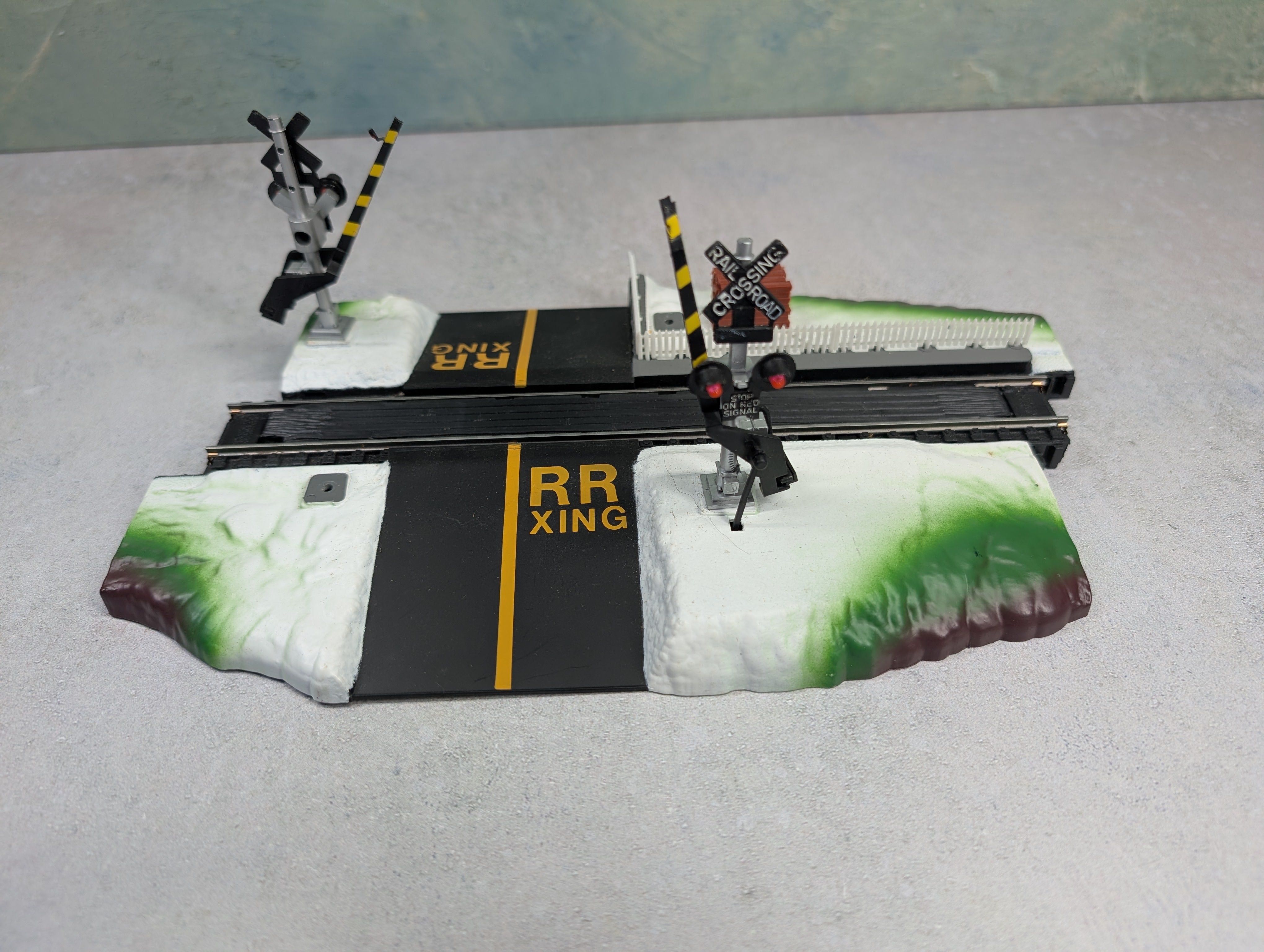 USED Life-Like HO Scale Power Loc Operating Dual Crossing Gate