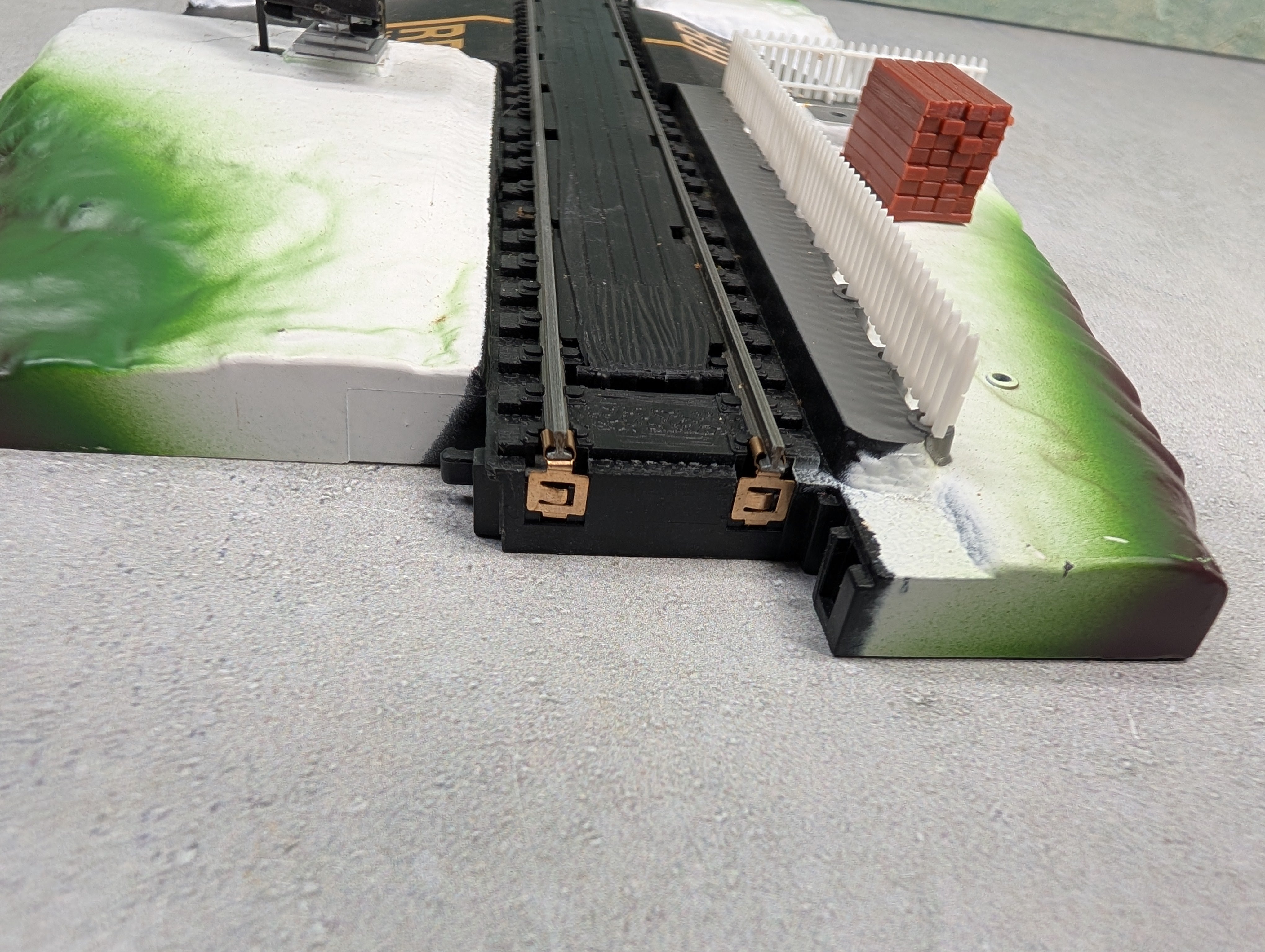 USED Life-Like HO Scale Power Loc Operating Dual Crossing Gate