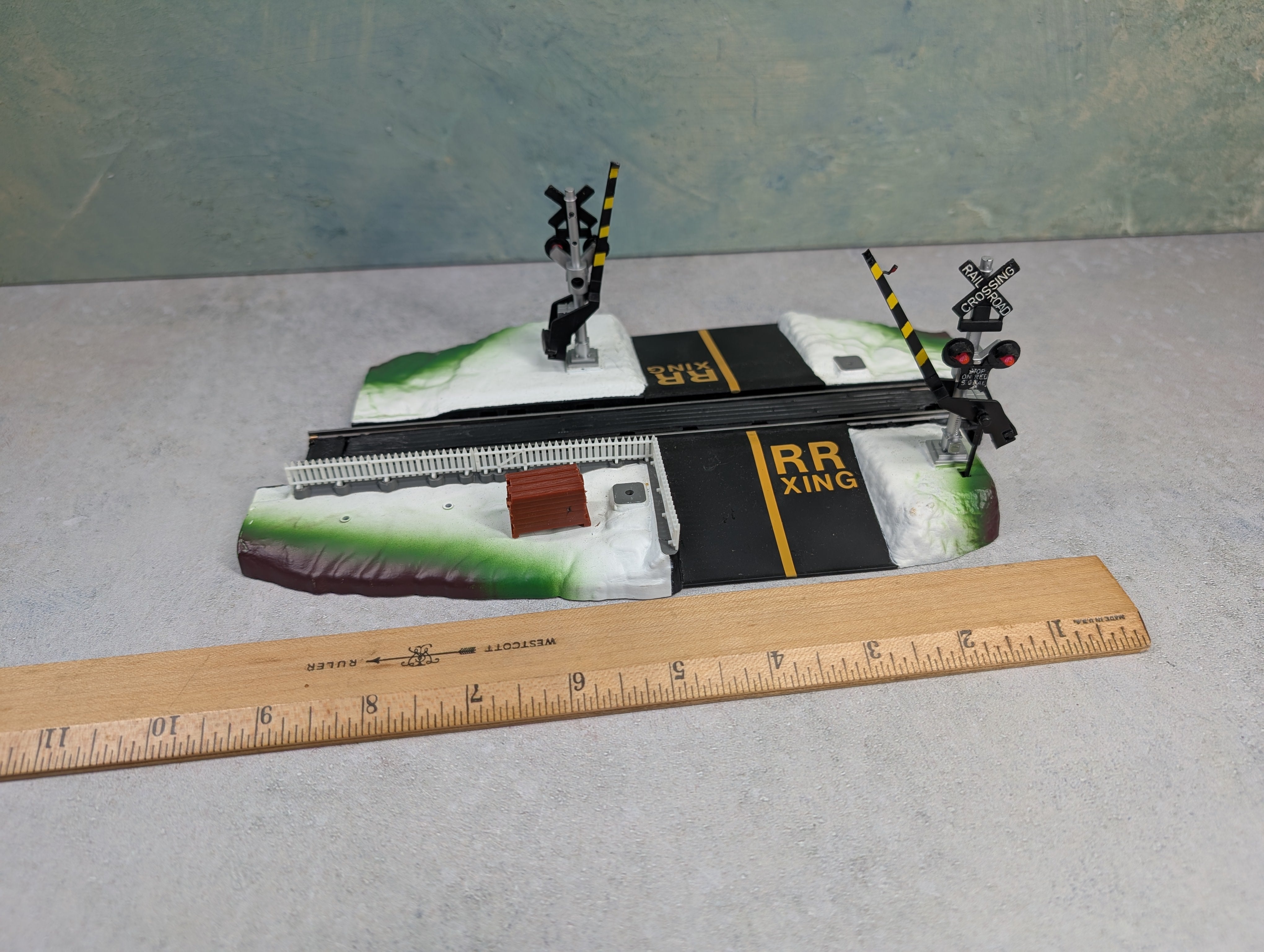 USED Life-Like HO Scale Power Loc Operating Dual Crossing Gate