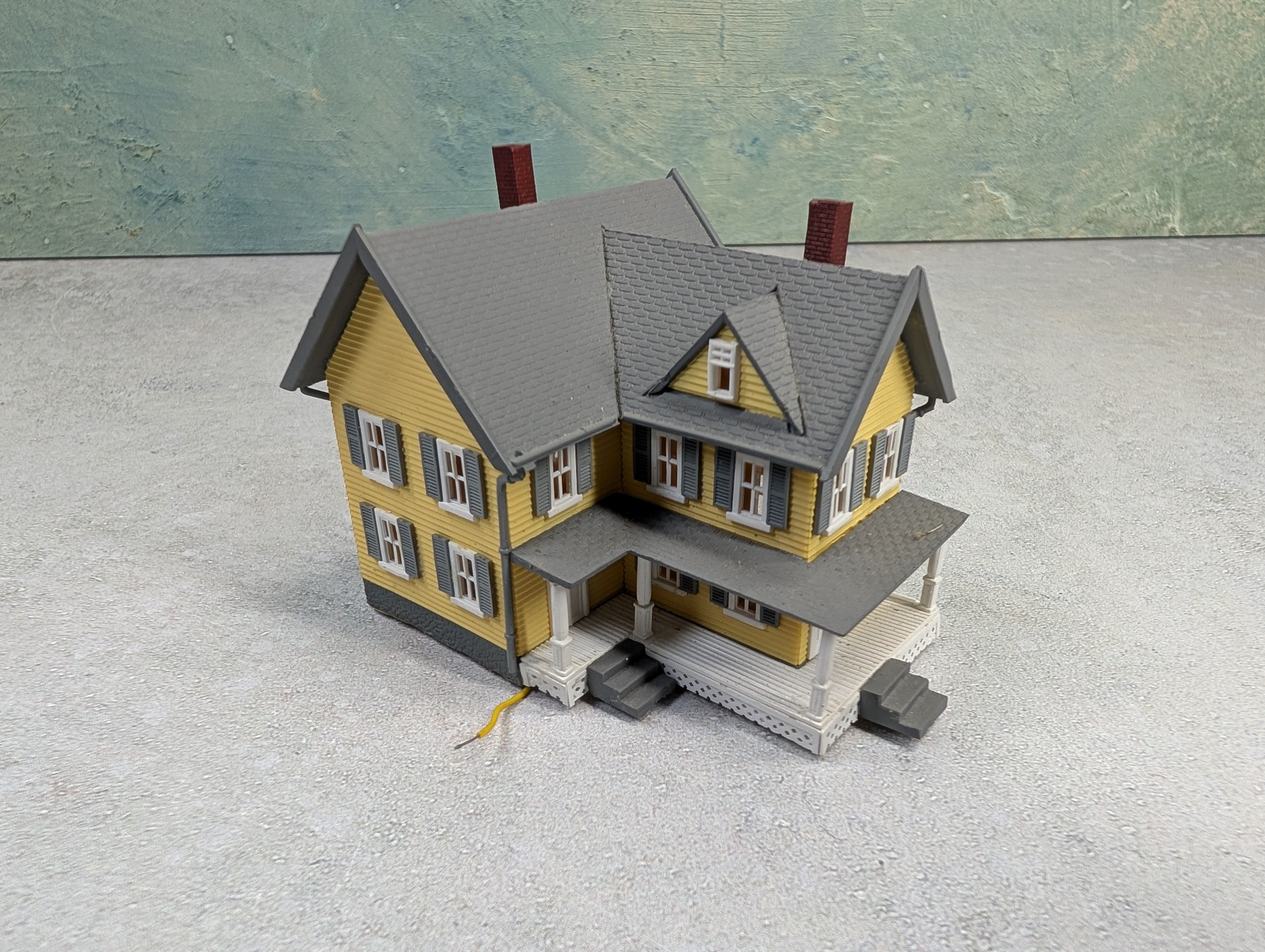 USED N Scale Yellow and Gray House