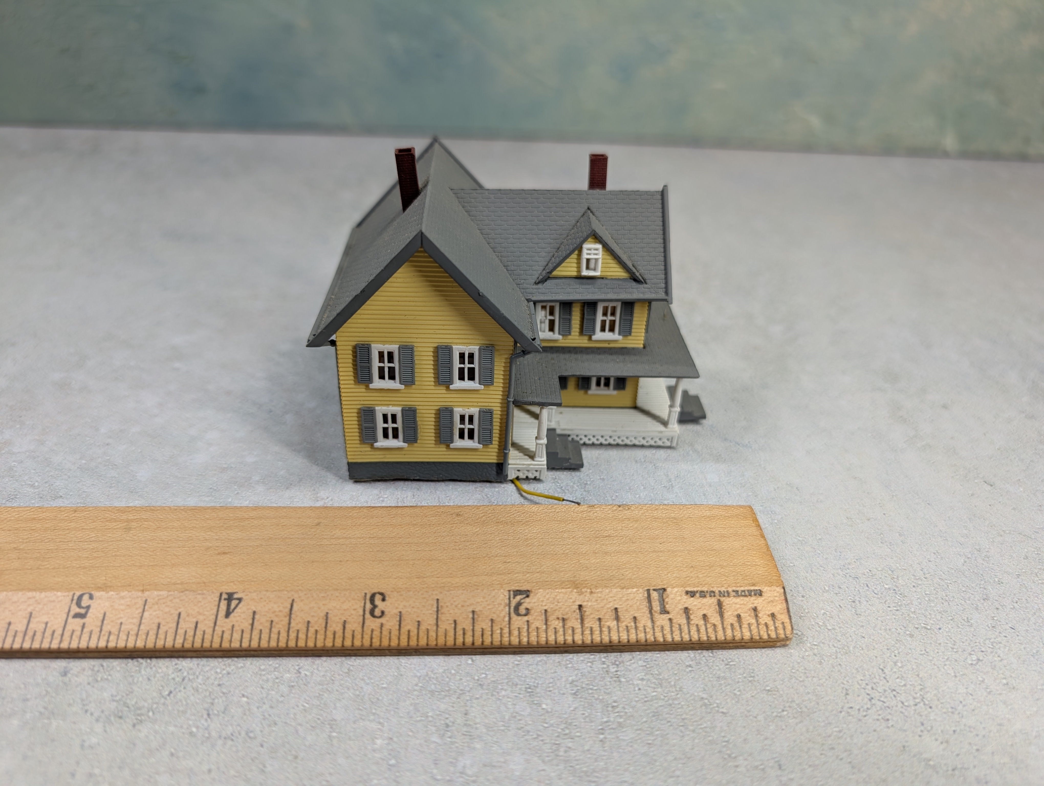USED N Scale Yellow and Gray House