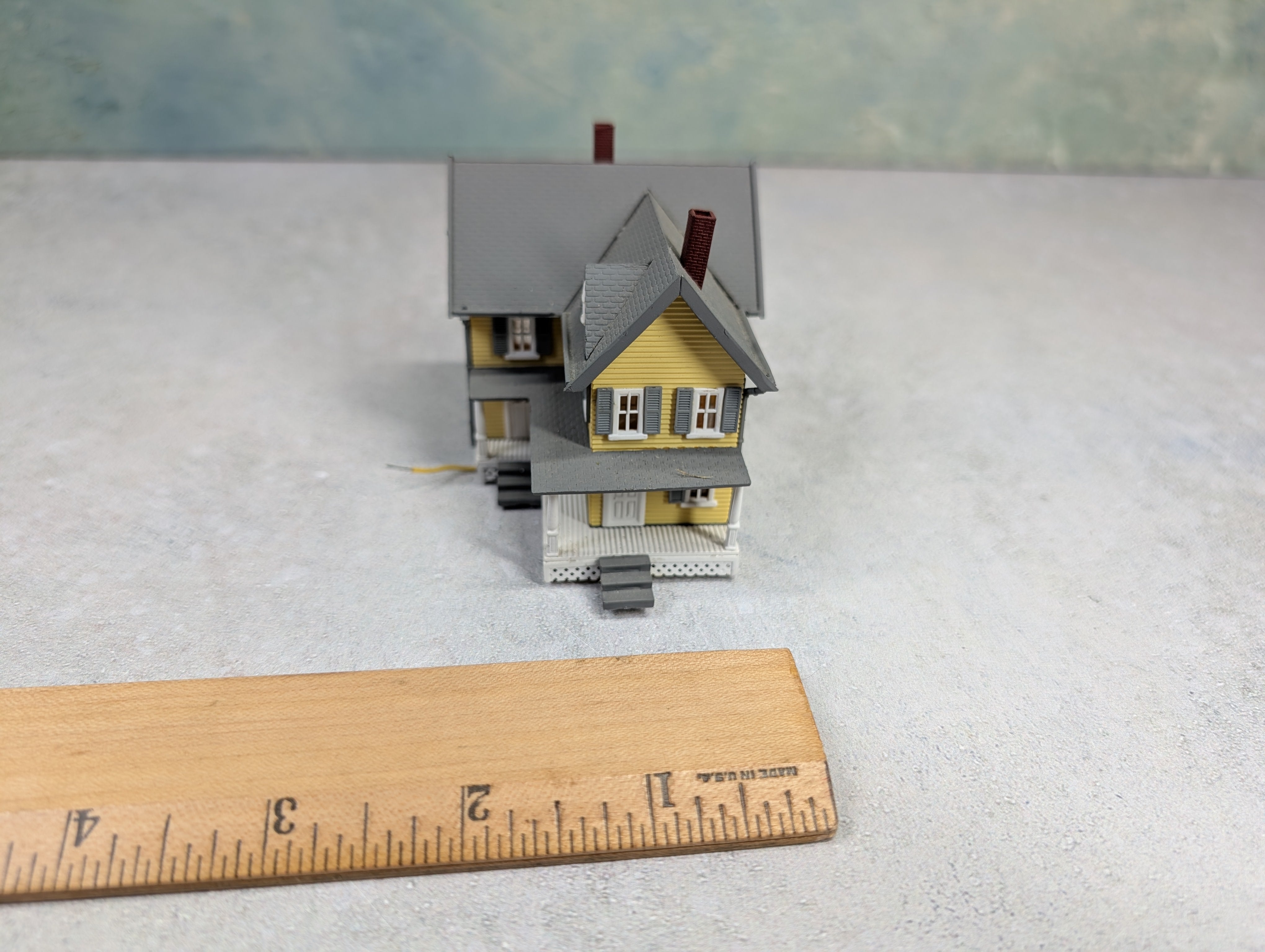 USED N Scale Yellow and Gray House