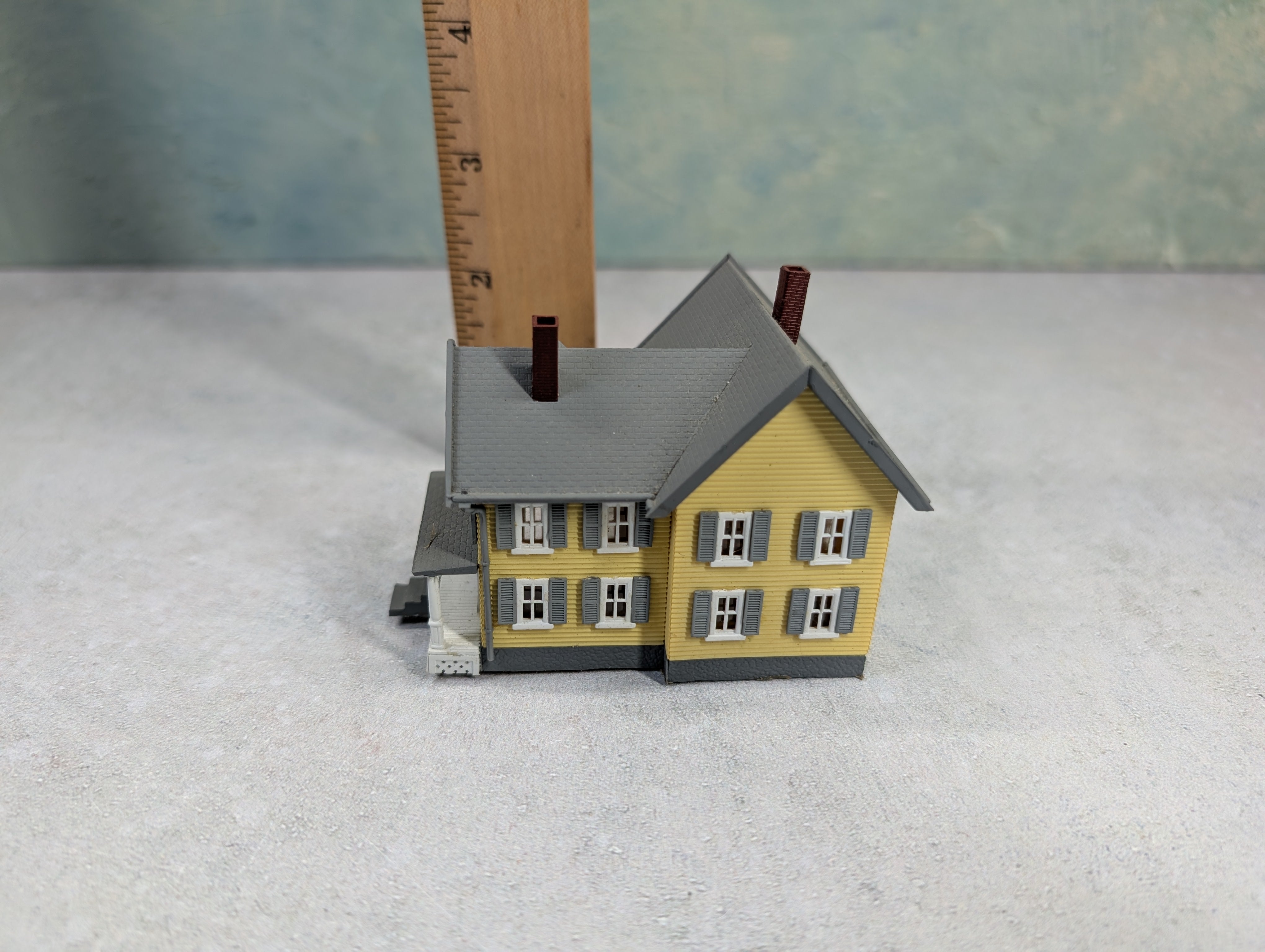 USED N Scale Yellow and Gray House