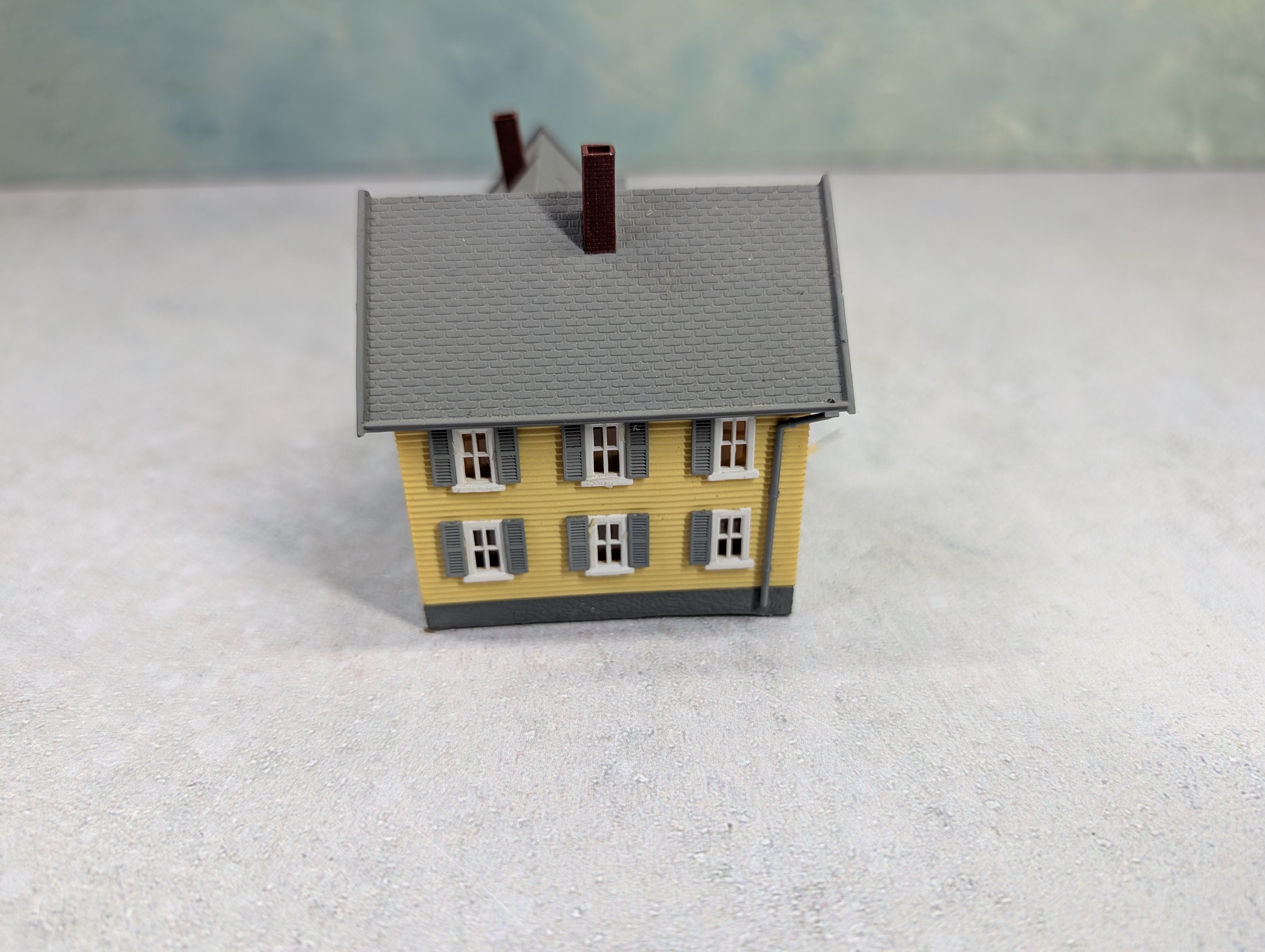 USED N Scale Yellow and Gray House
