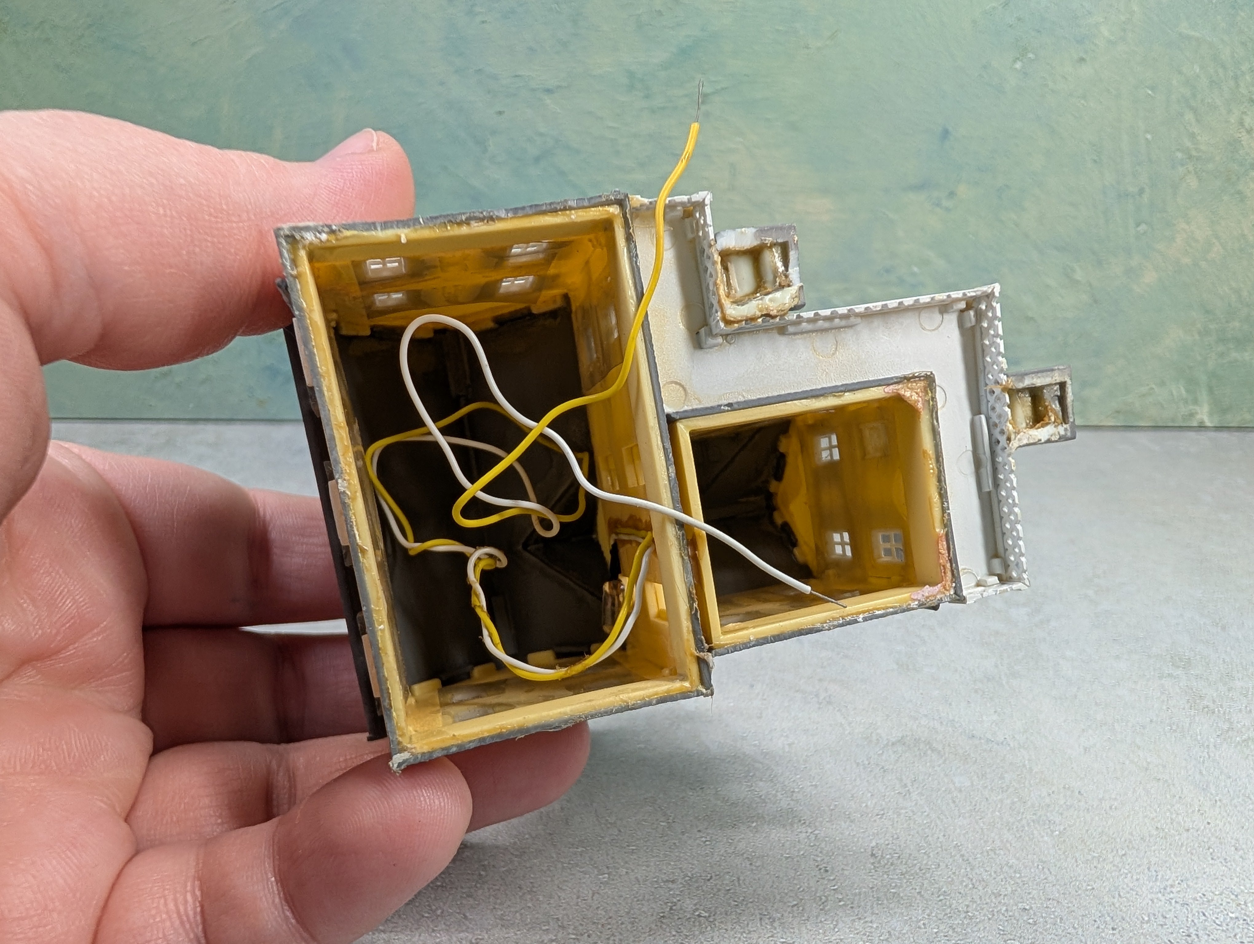 USED N Scale Yellow and Gray House