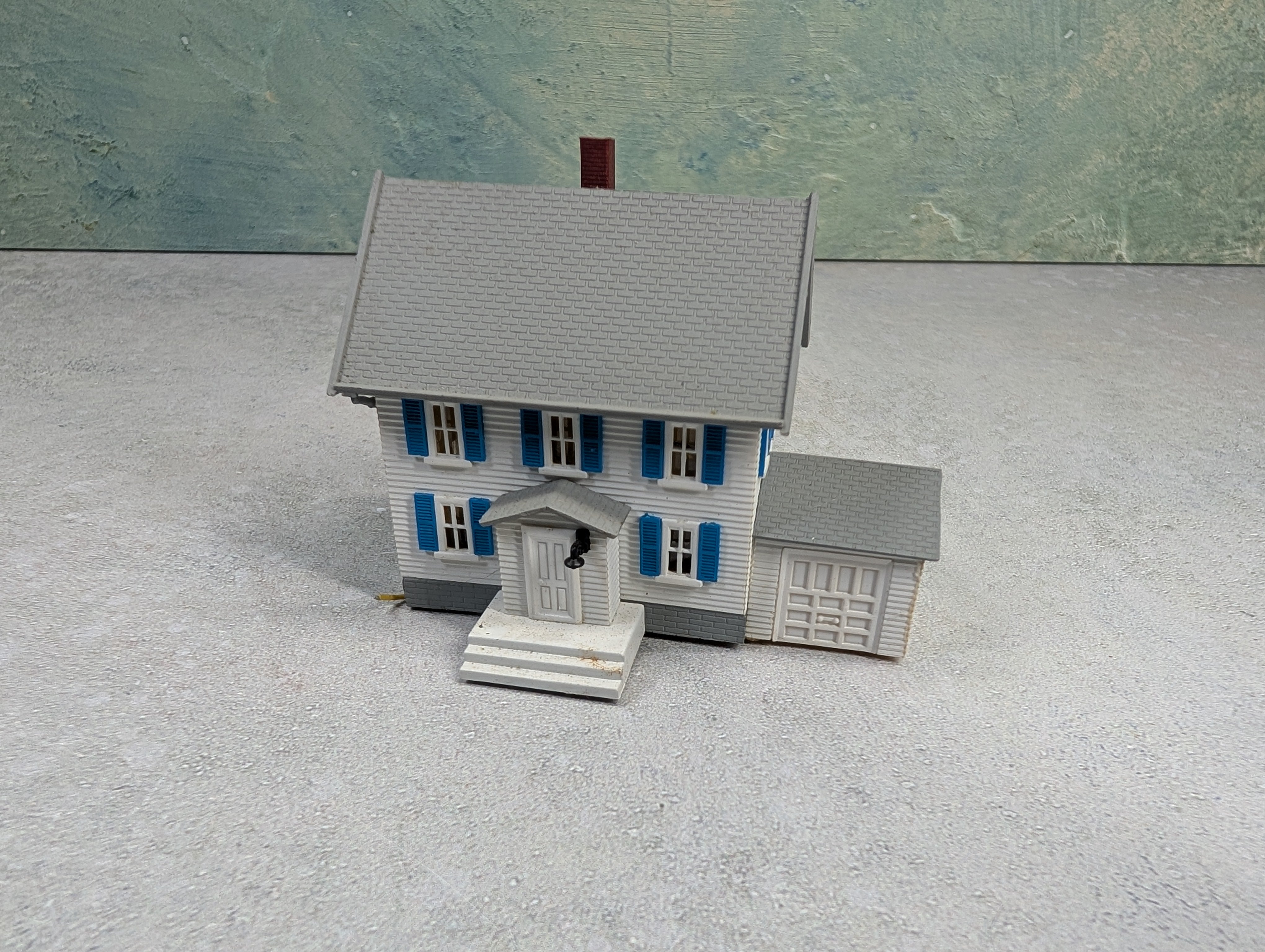 USED N Scale White House w/ Garage