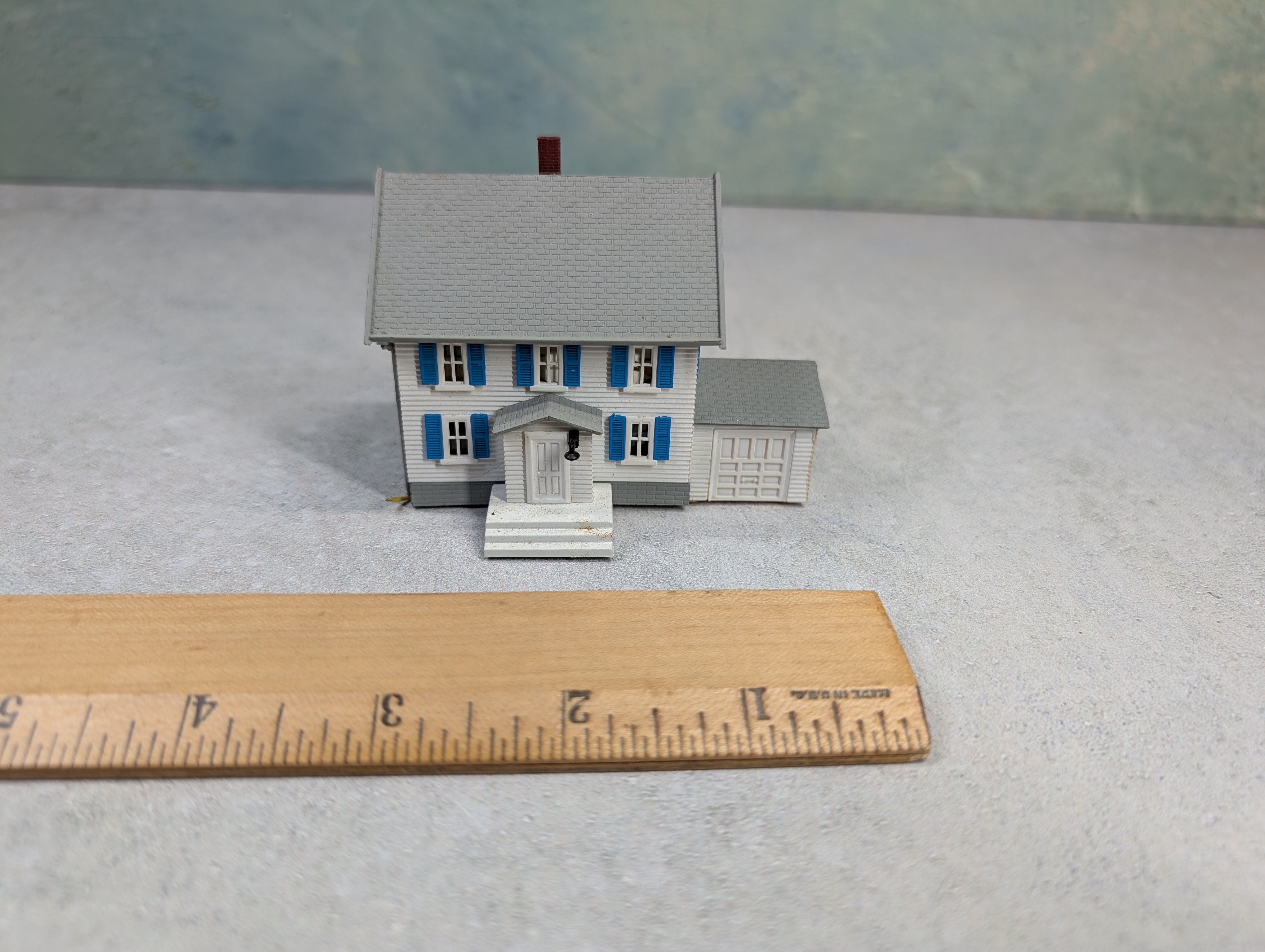 USED N Scale White House w/ Garage