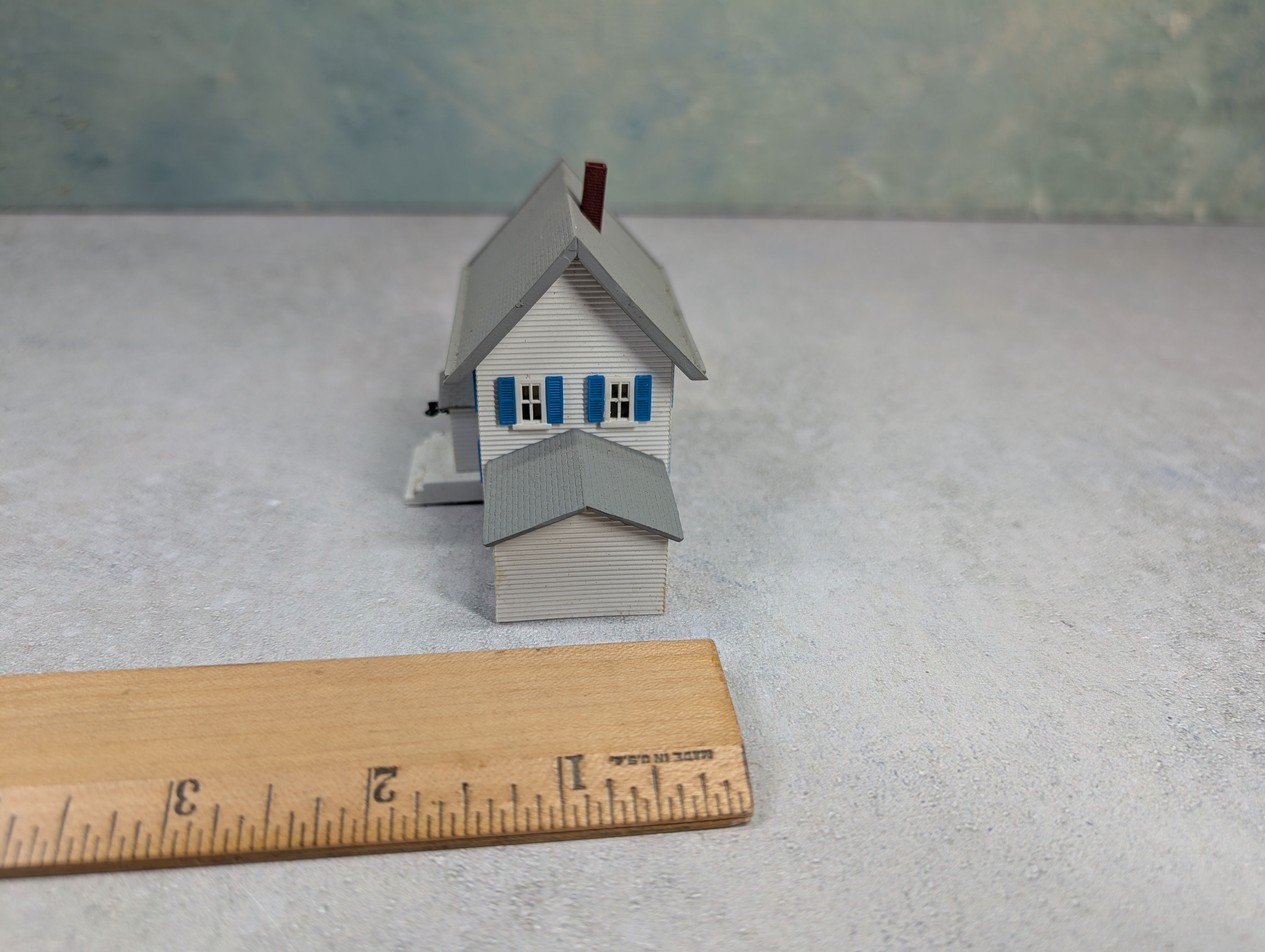USED N Scale White House w/ Garage