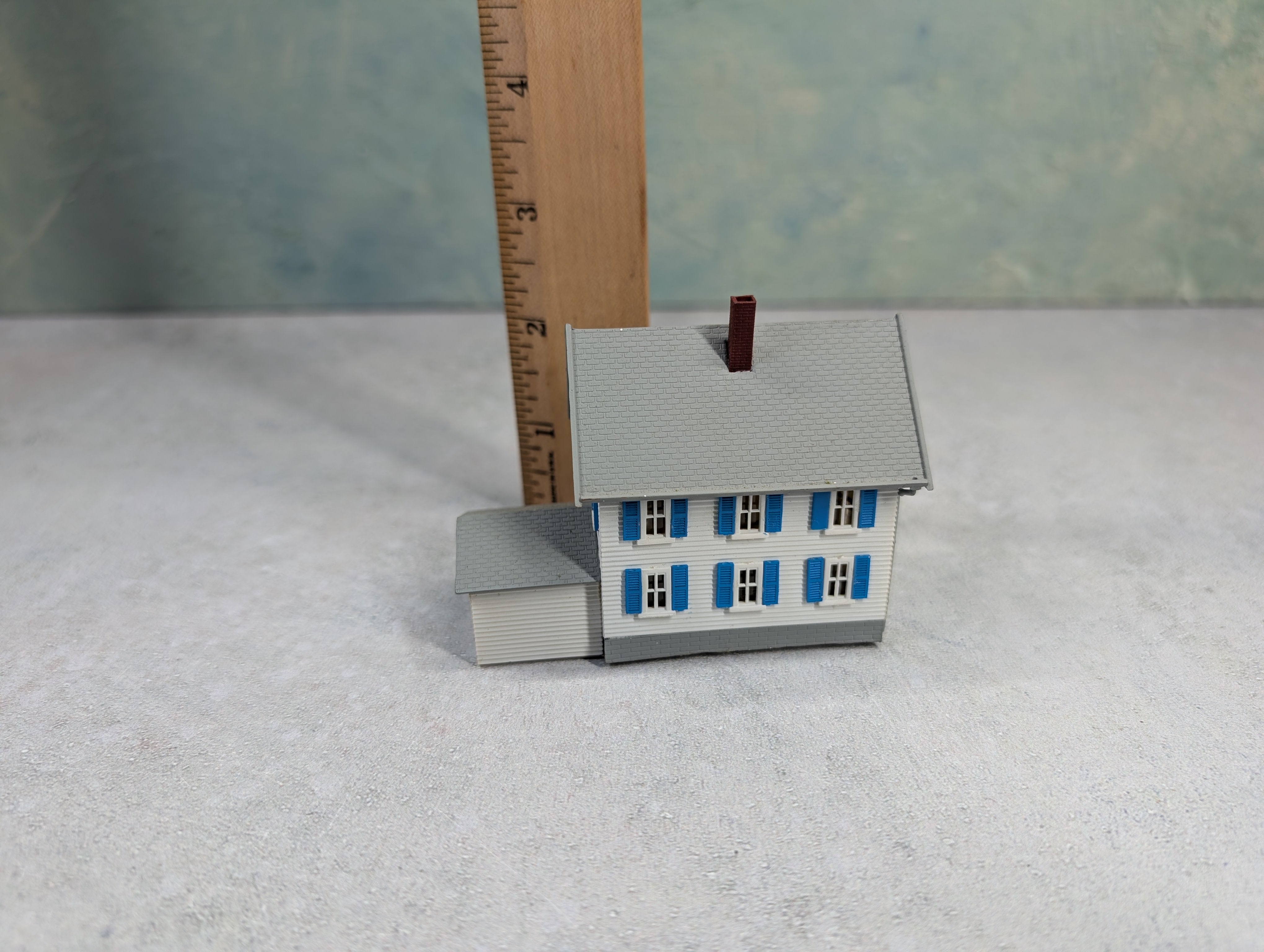 USED N Scale White House w/ Garage