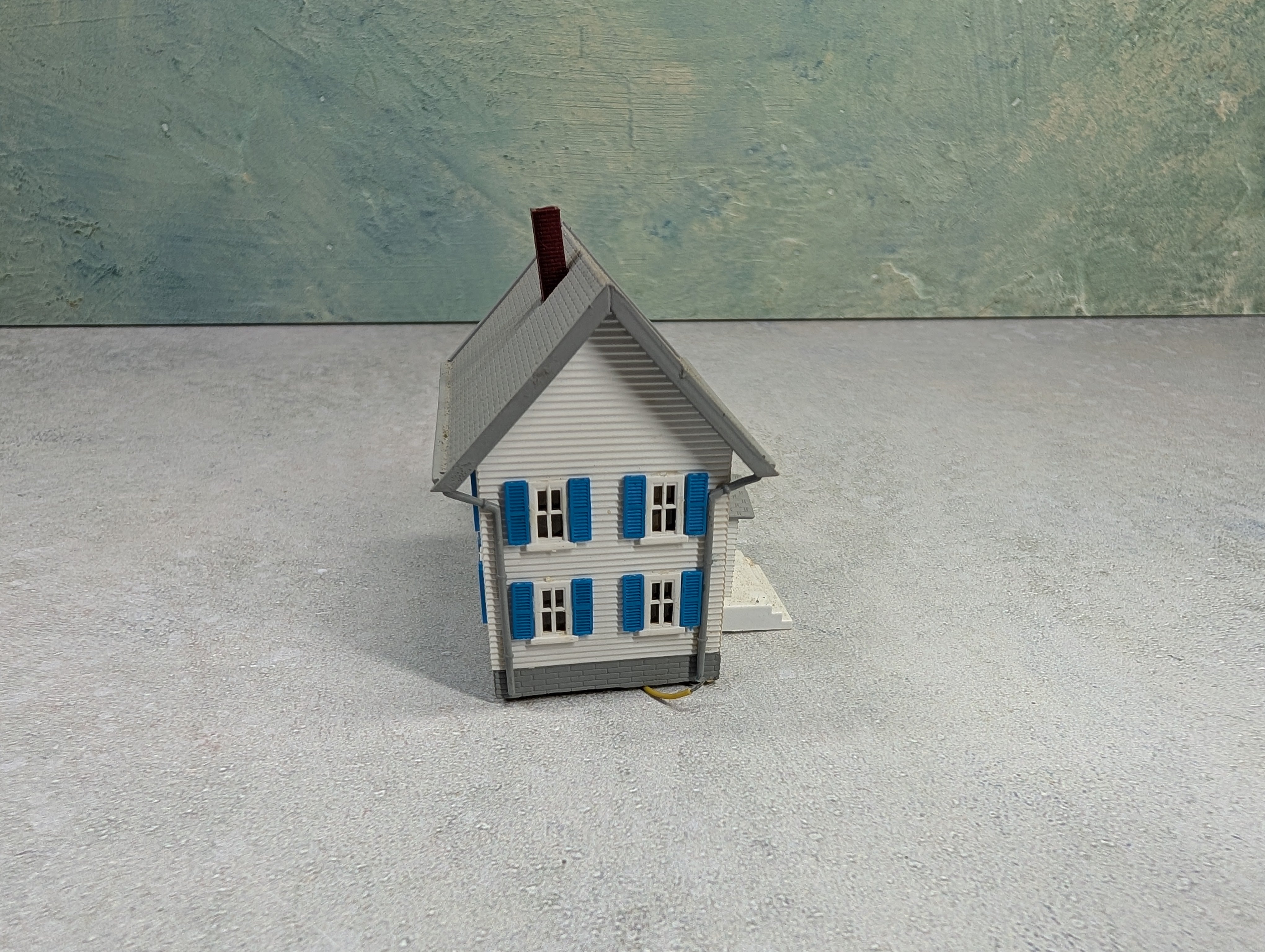 USED N Scale White House w/ Garage