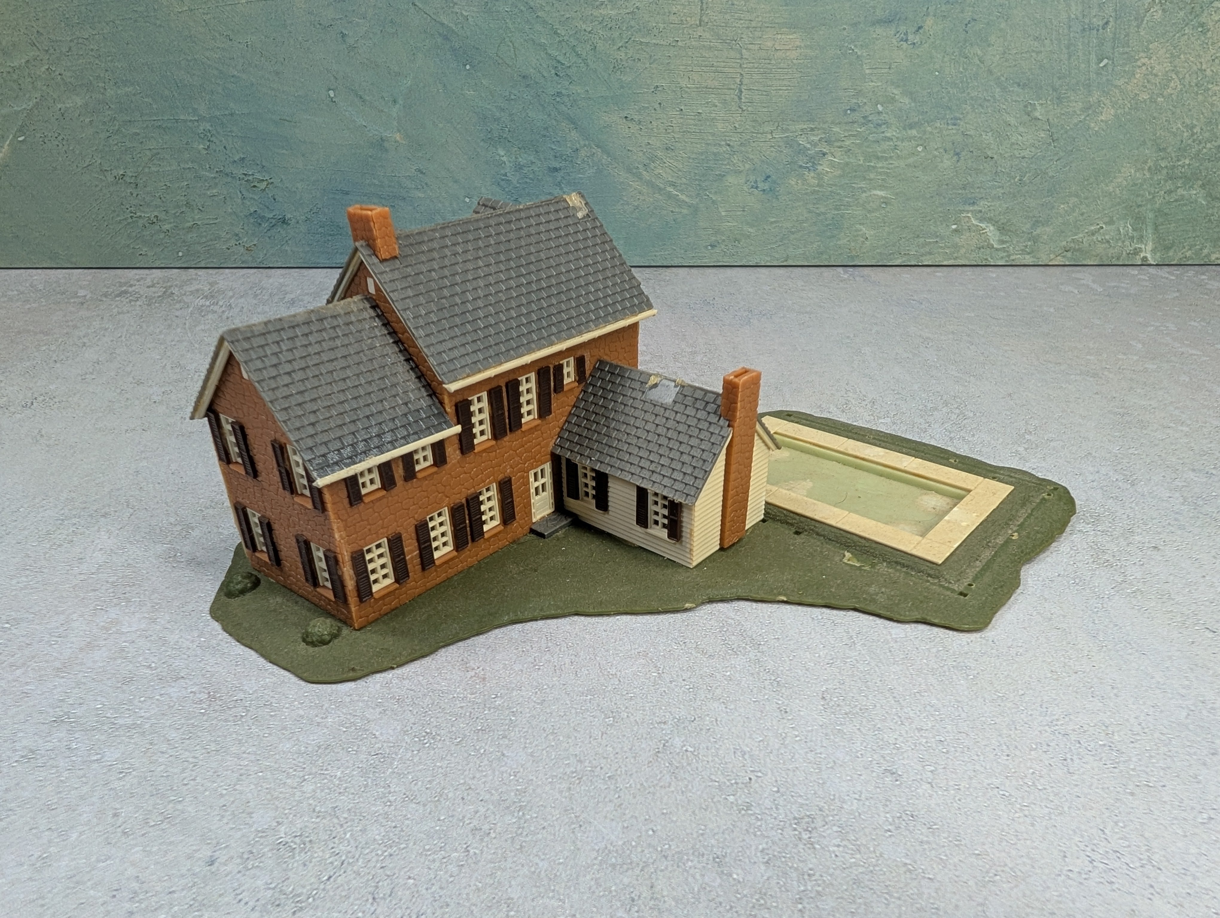 USED N Scale Brown Stone Home w/ Pool