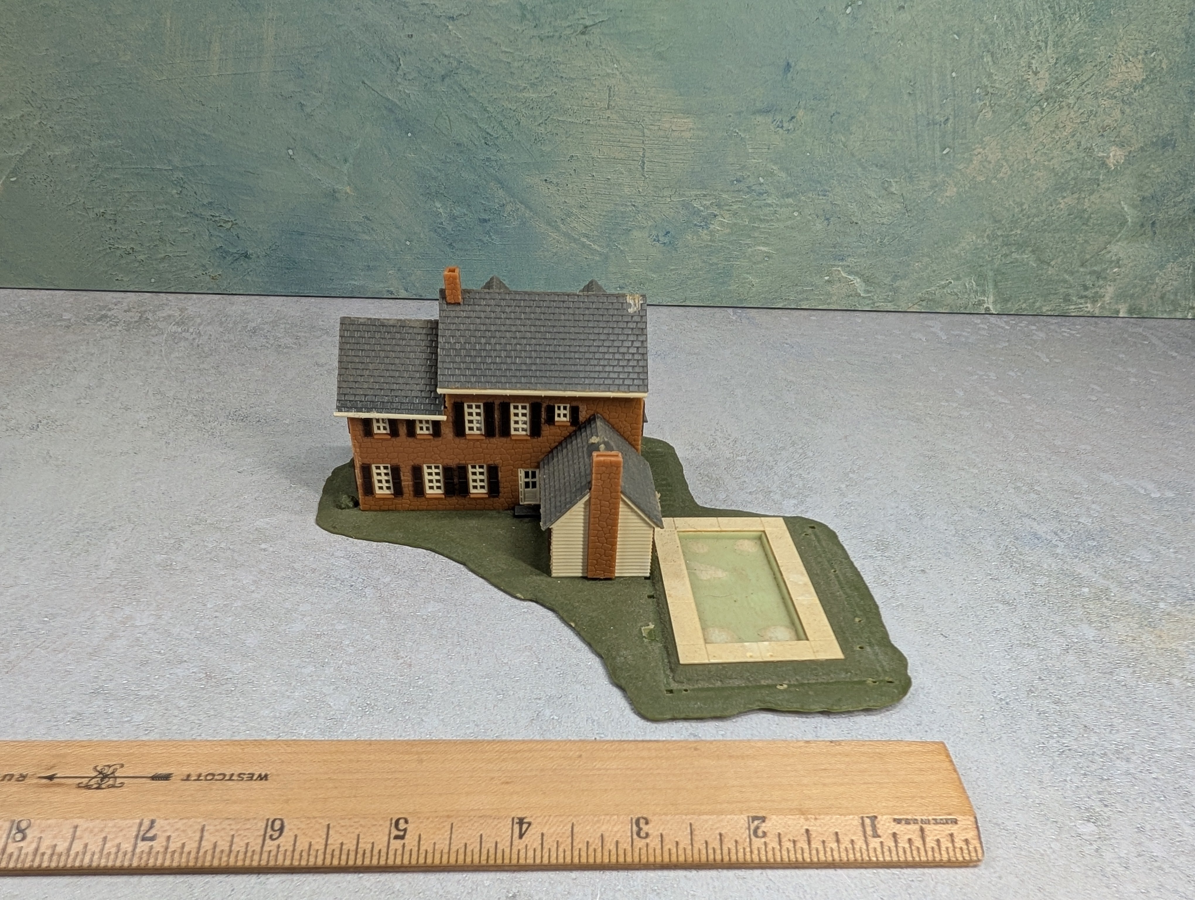 USED N Scale Brown Stone Home w/ Pool