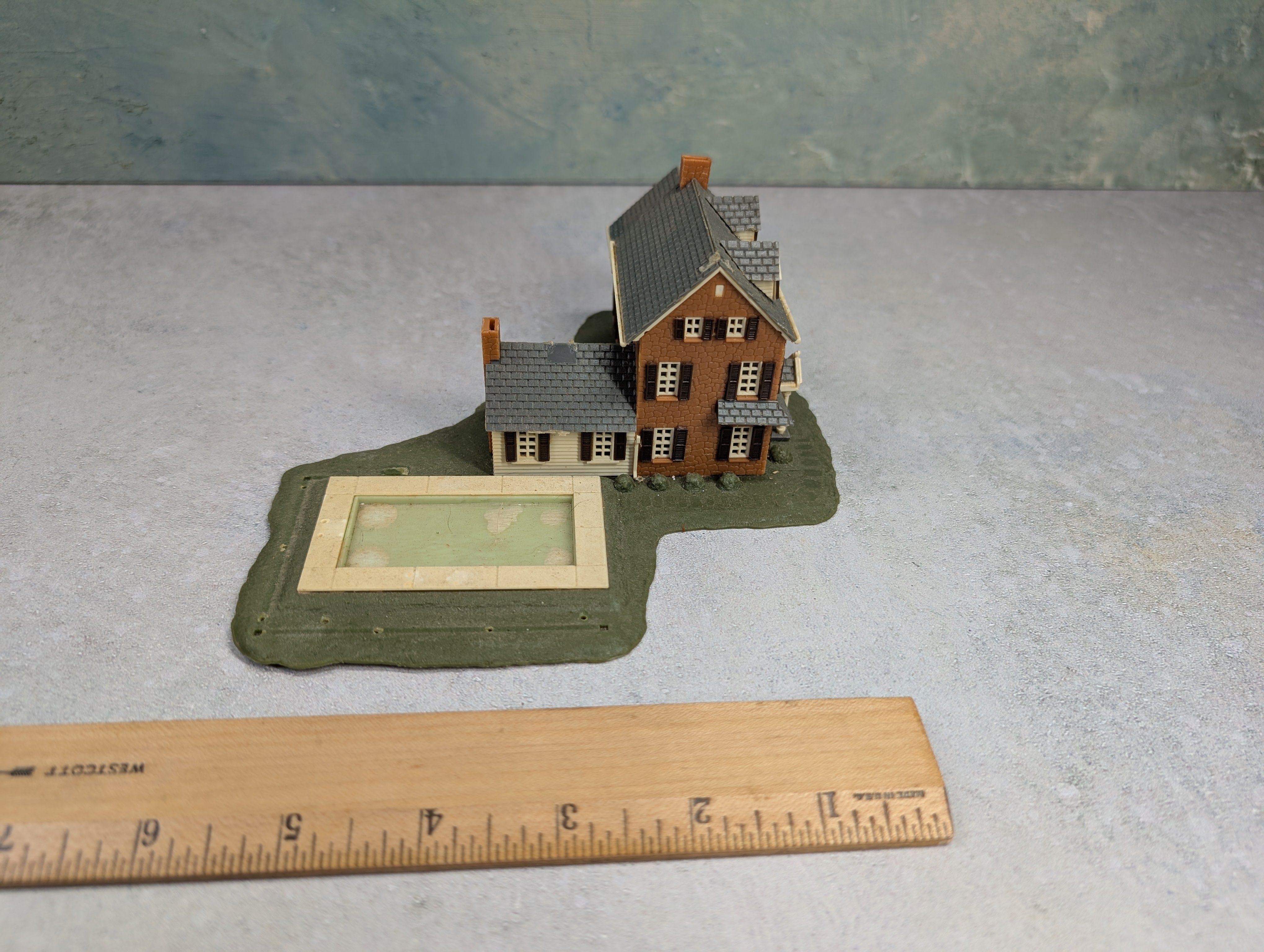 USED N Scale Brown Stone Home w/ Pool