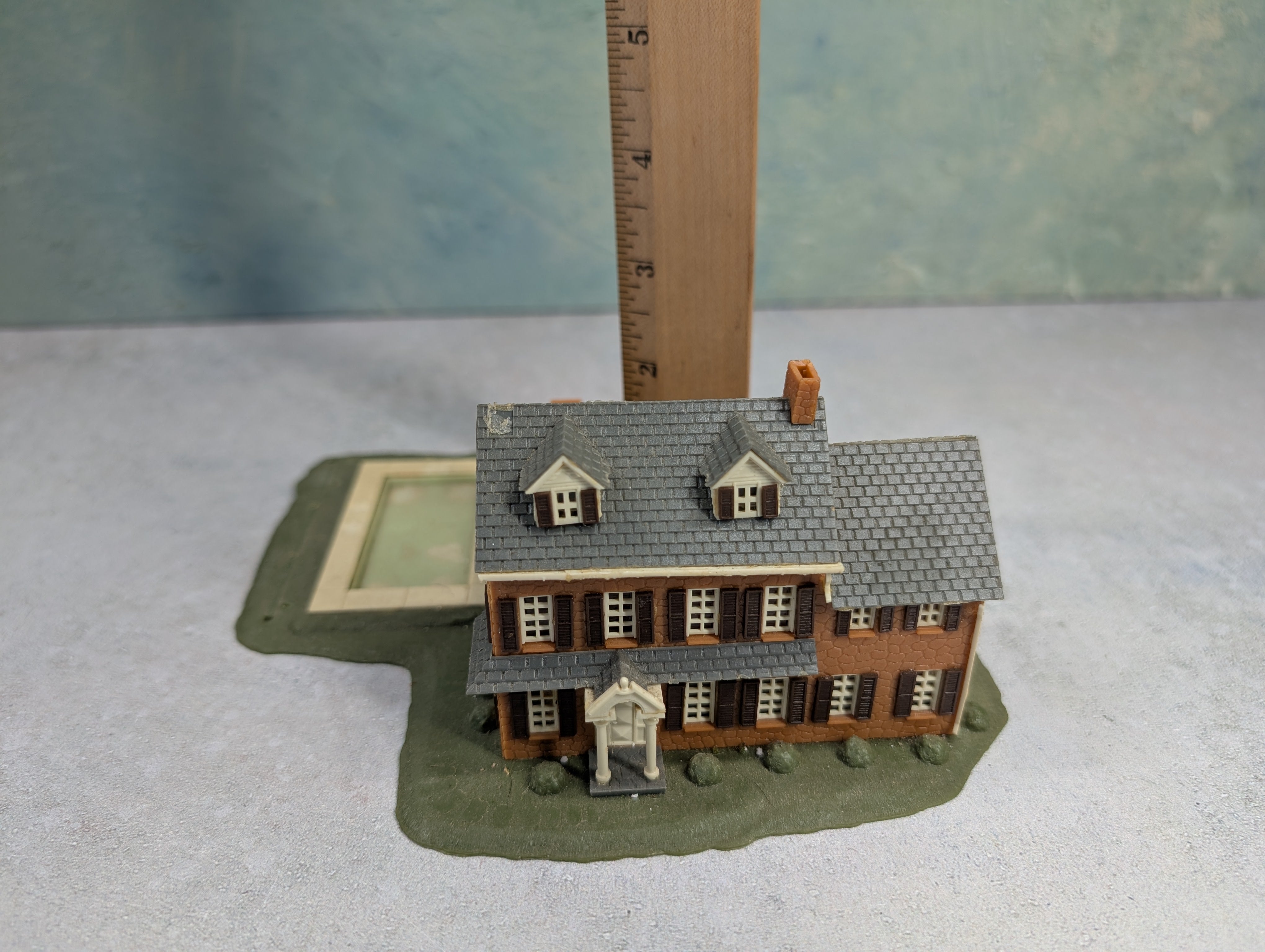 USED N Scale Brown Stone Home w/ Pool