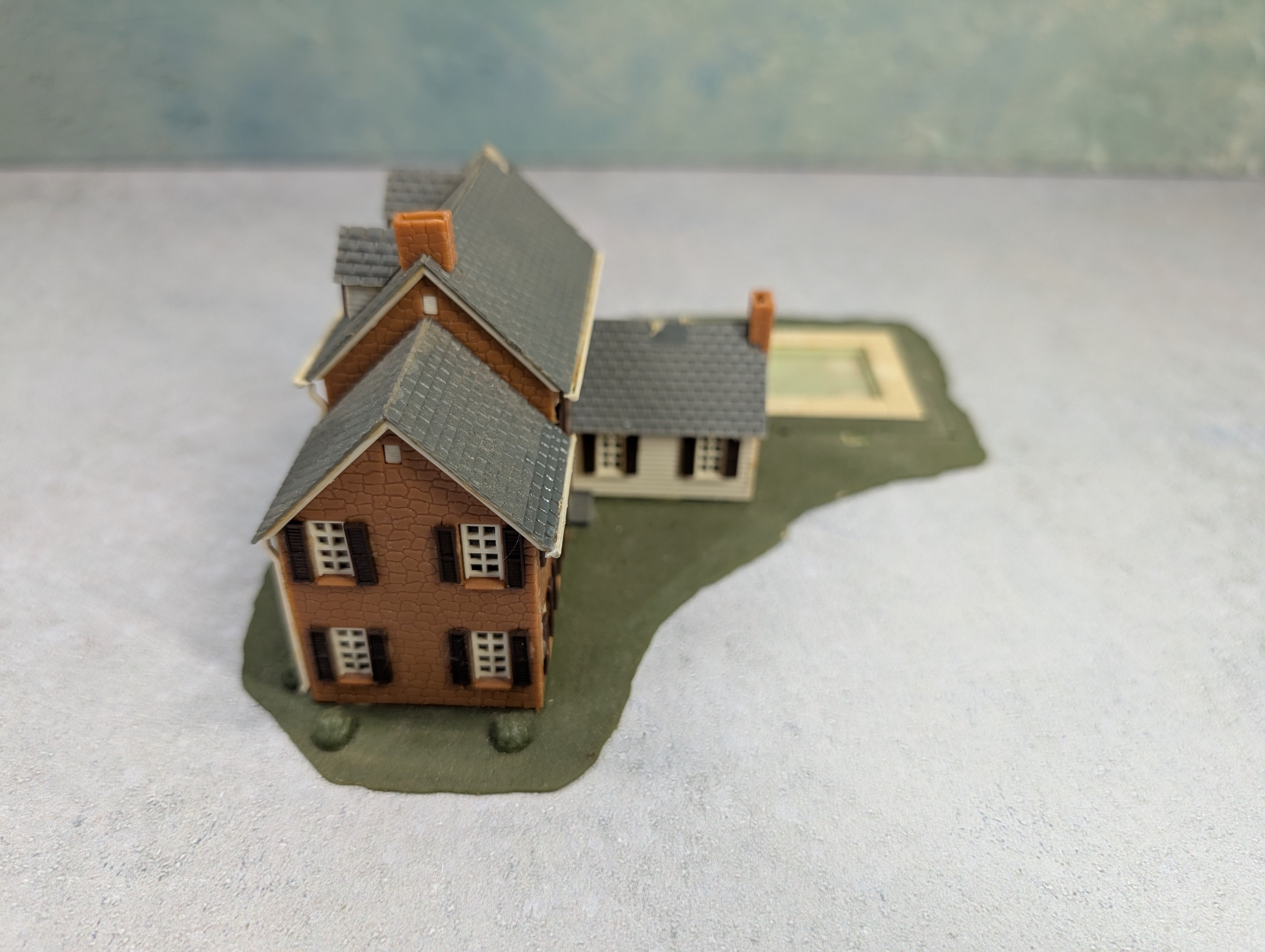 USED N Scale Brown Stone Home w/ Pool