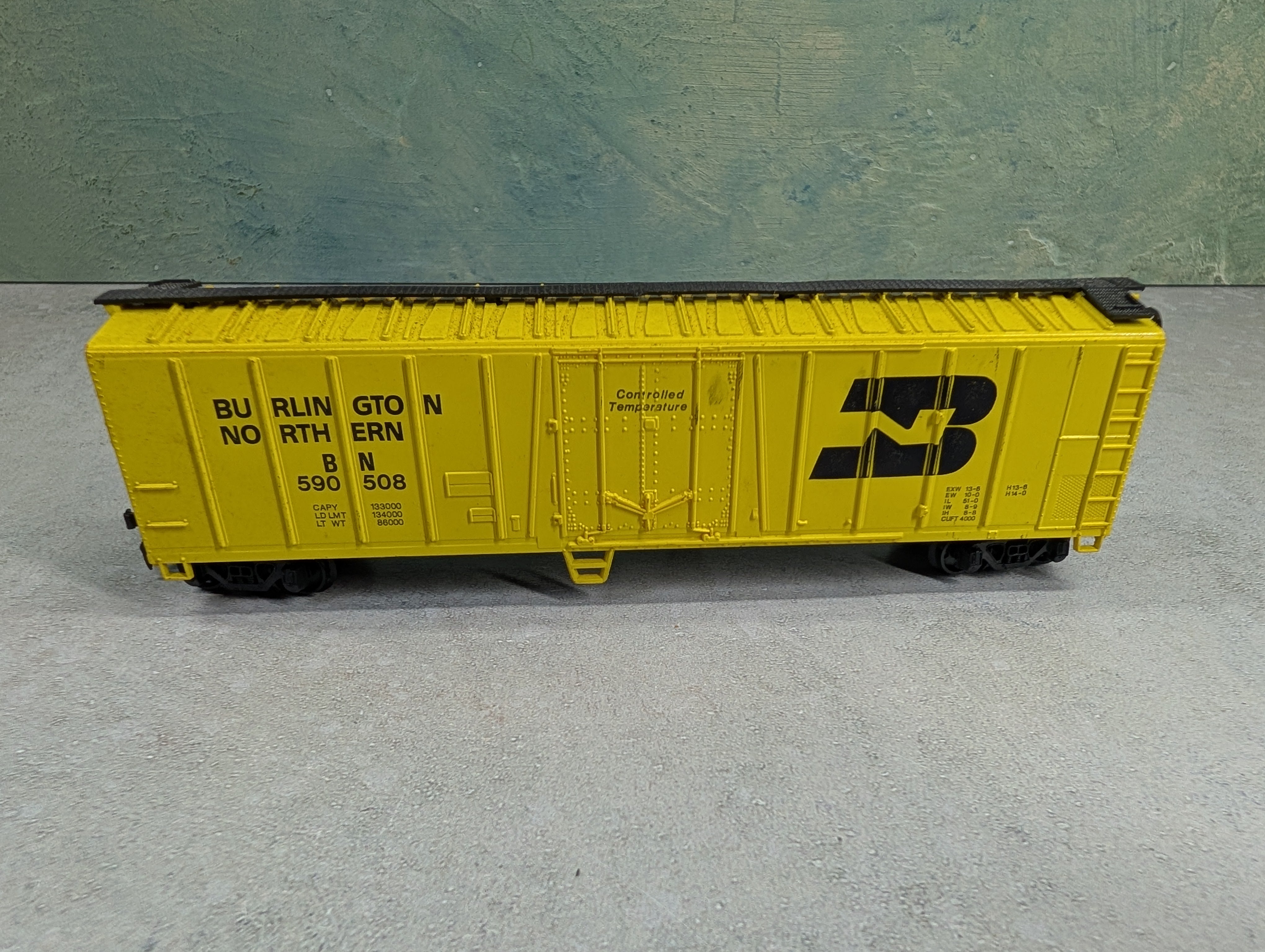 USED Bachmann HO Scale 50' Reefer Box Car Burlington Northern BN #590508