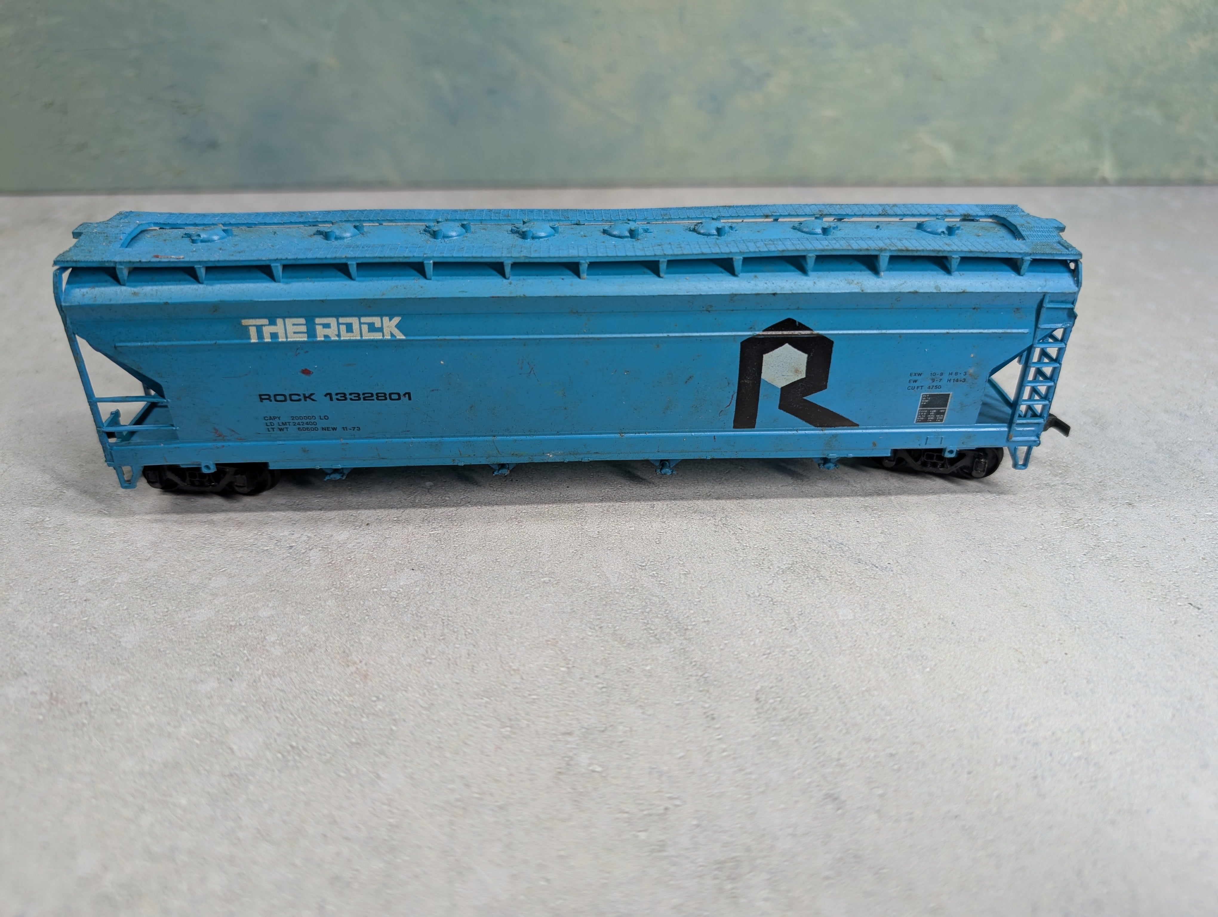 USED Bachmann HO Scale 4 Bay Covered Hopper Rock Island #1332801